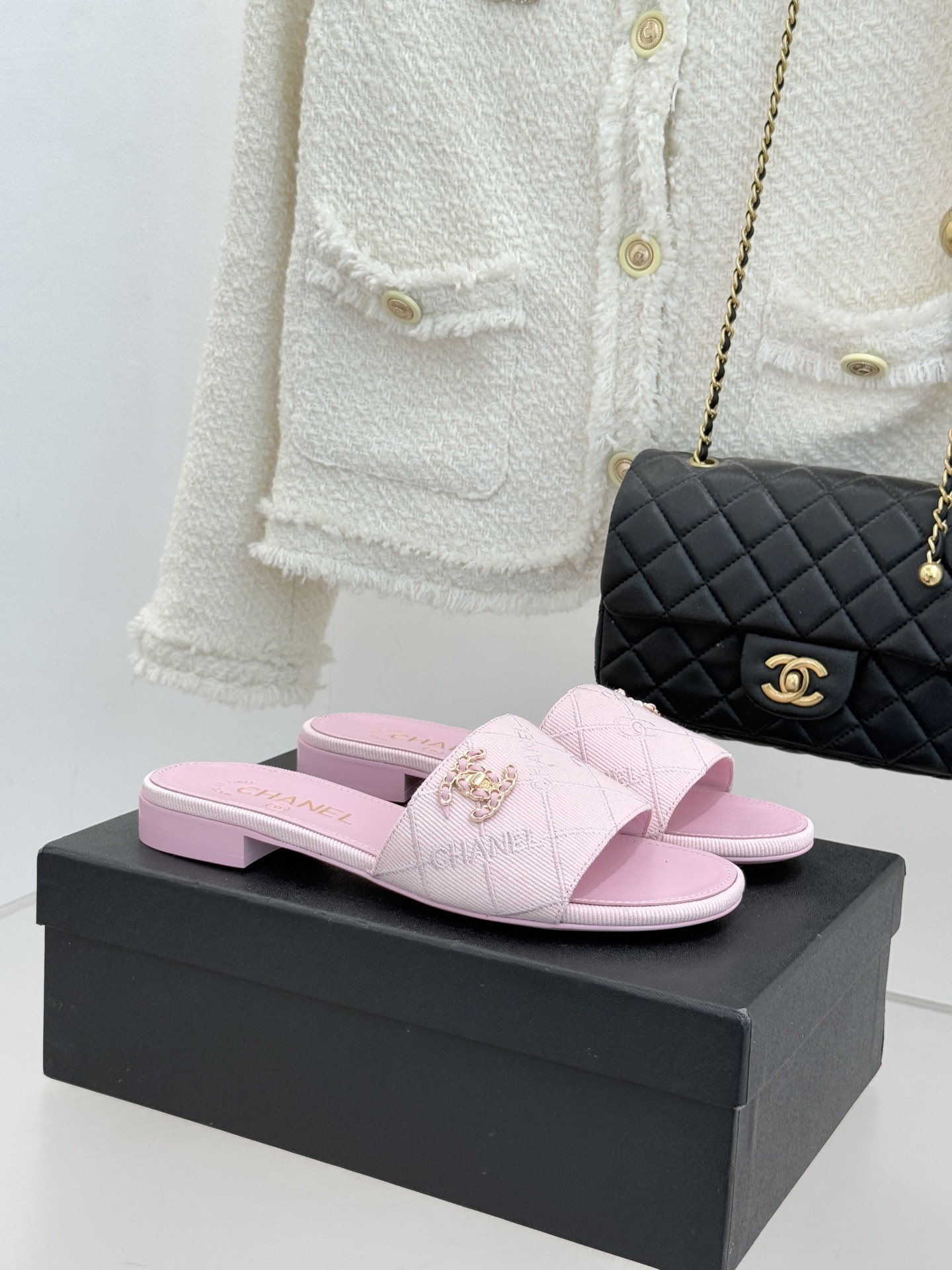 CHANE*｜小香经典链条双C菱格牛仔拖鞋将丹宁随性与高定优雅完美融合。水洗牛仔布搭配经典菱格绗缝金属链