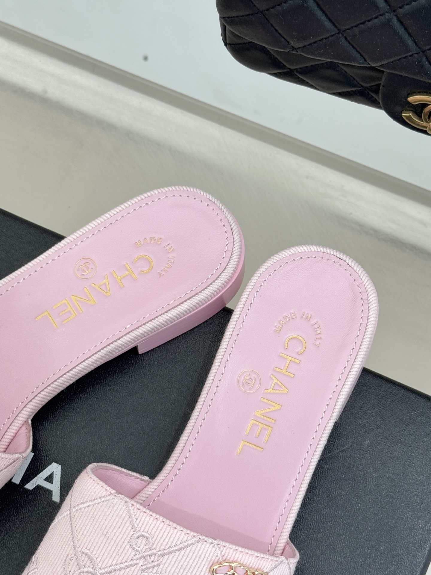 CHANE*｜小香经典链条双C菱格牛仔拖鞋将丹宁随性与高定优雅完美融合。水洗牛仔布搭配经典菱格绗缝金属链