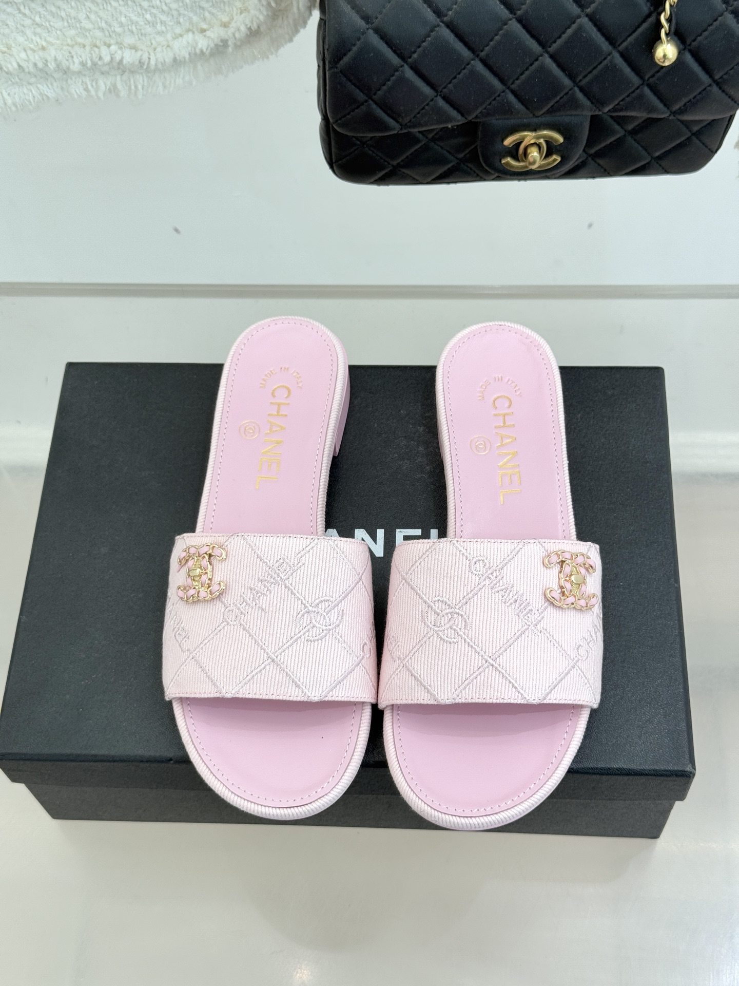 CHANE*｜小香经典链条双C菱格牛仔拖鞋将丹宁随性与高定优雅完美融合。水洗牛仔布搭配经典菱格绗缝金属链