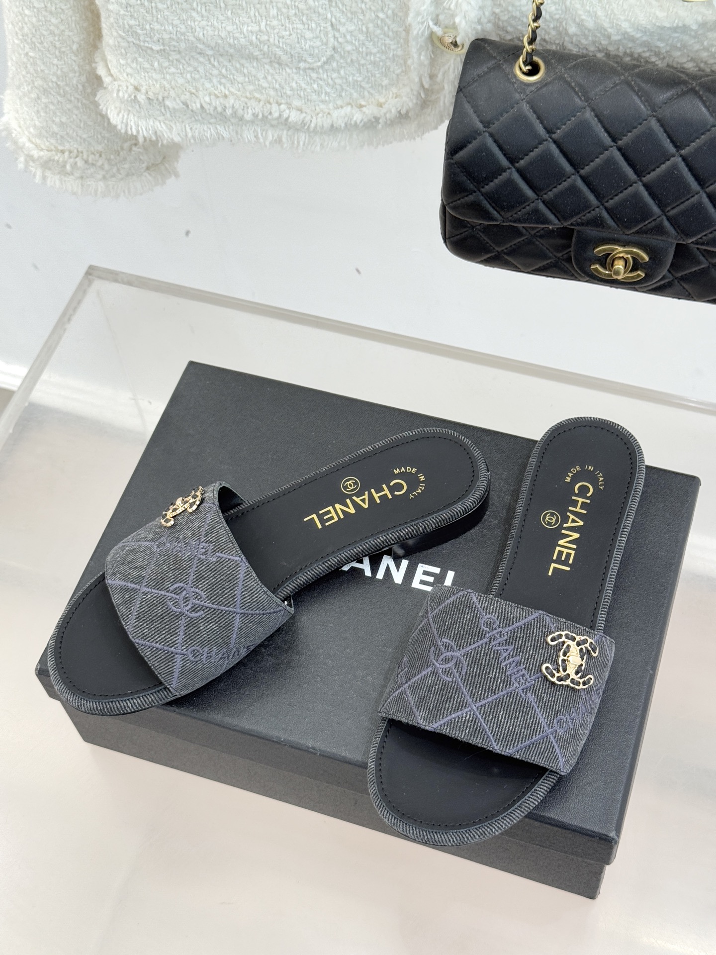 CHANE*｜小香经典链条双C菱格牛仔拖鞋将丹宁随性与高定优雅完美融合。水洗牛仔布搭配经典菱格绗缝金属链