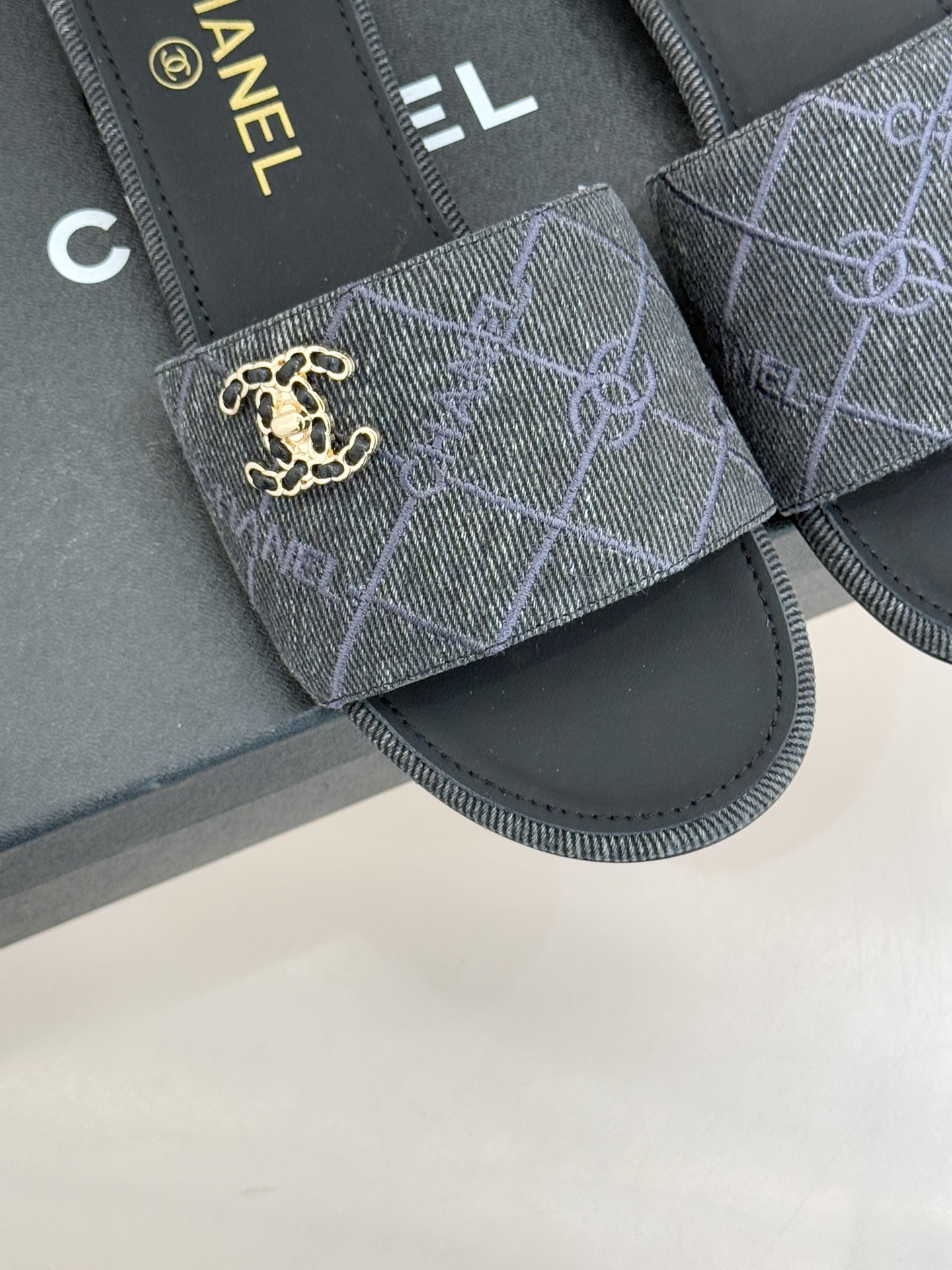 CHANE*｜小香经典链条双C菱格牛仔拖鞋将丹宁随性与高定优雅完美融合。水洗牛仔布搭配经典菱格绗缝金属链