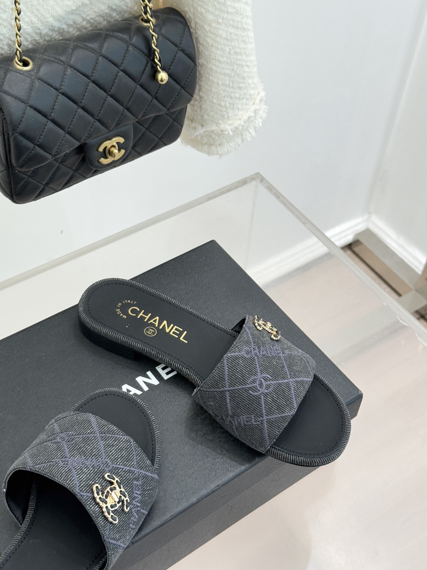 CHANE*｜小香经典链条双C菱格牛仔拖鞋将丹宁随性与高定优雅完美融合。水洗牛仔布搭配经典菱格绗缝金属链