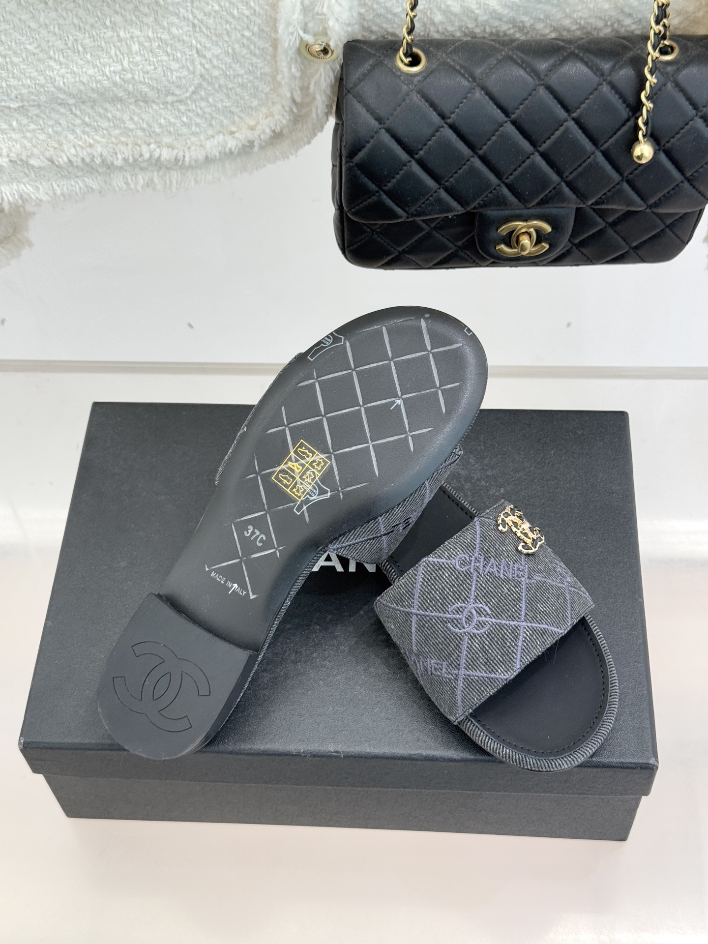 CHANE*｜小香经典链条双C菱格牛仔拖鞋将丹宁随性与高定优雅完美融合。水洗牛仔布搭配经典菱格绗缝金属链