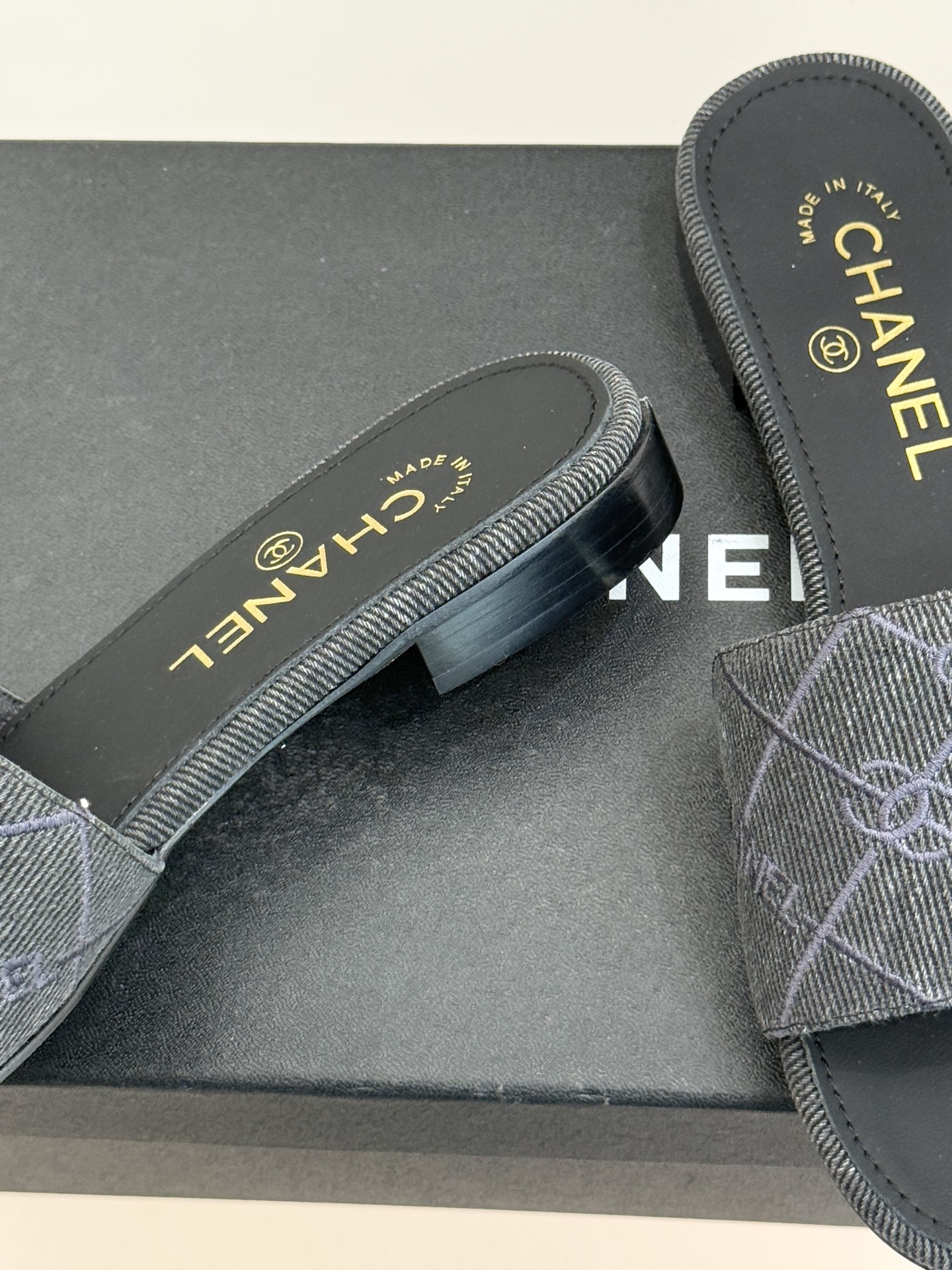 CHANE*｜小香经典链条双C菱格牛仔拖鞋将丹宁随性与高定优雅完美融合。水洗牛仔布搭配经典菱格绗缝金属链