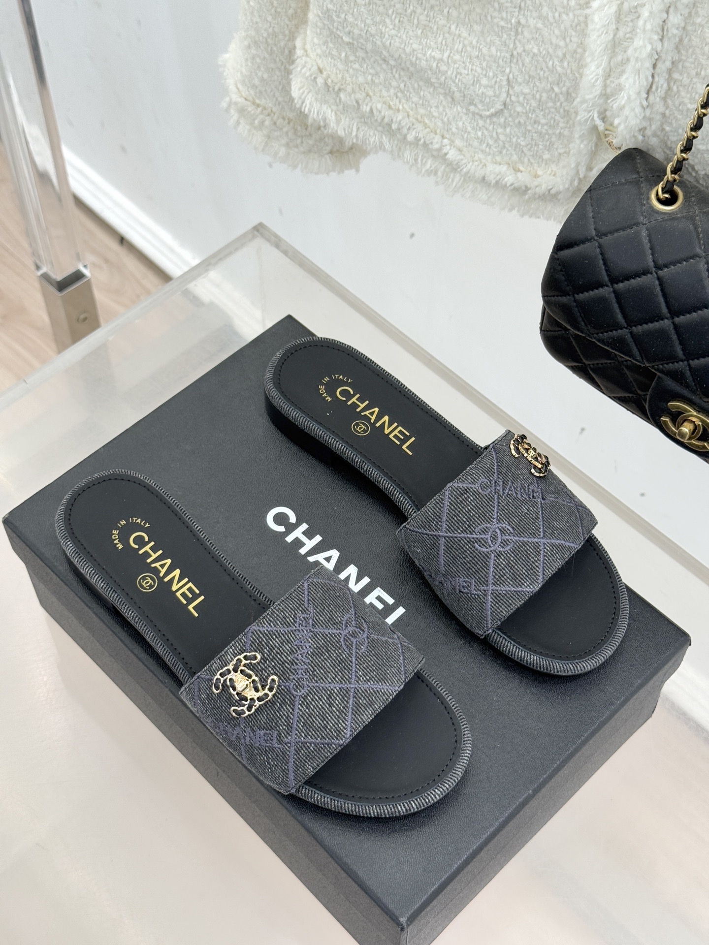 CHANE*｜小香经典链条双C菱格牛仔拖鞋将丹宁随性与高定优雅完美融合。水洗牛仔布搭配经典菱格绗缝金属链