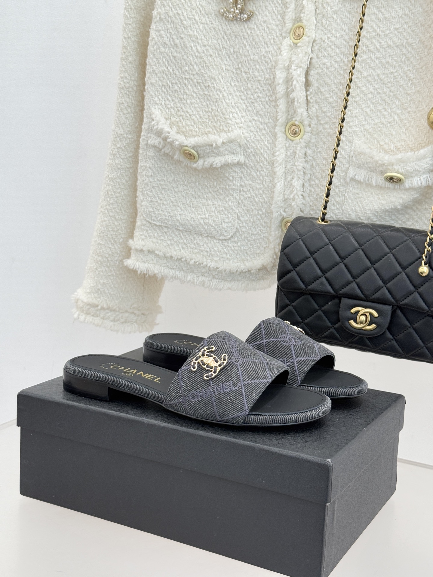 CHANE*｜小香经典链条双C菱格牛仔拖鞋将丹宁随性与高定优雅完美融合。水洗牛仔布搭配经典菱格绗缝金属链