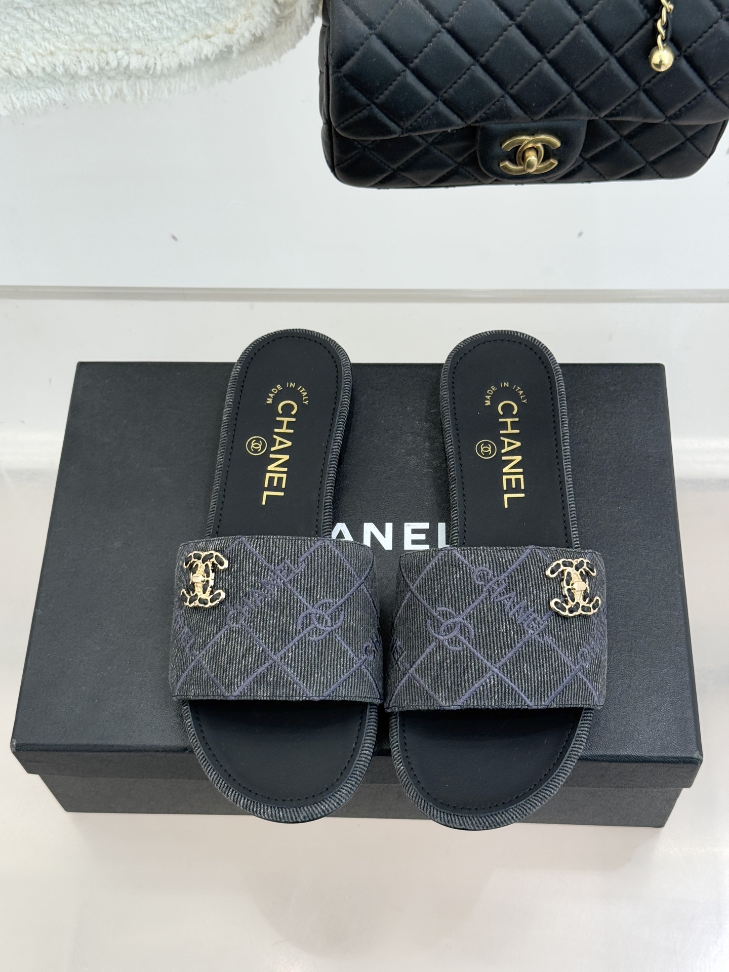 CHANE*｜小香经典链条双C菱格牛仔拖鞋将丹宁随性与高定优雅完美融合。水洗牛仔布搭配经典菱格绗缝金属链