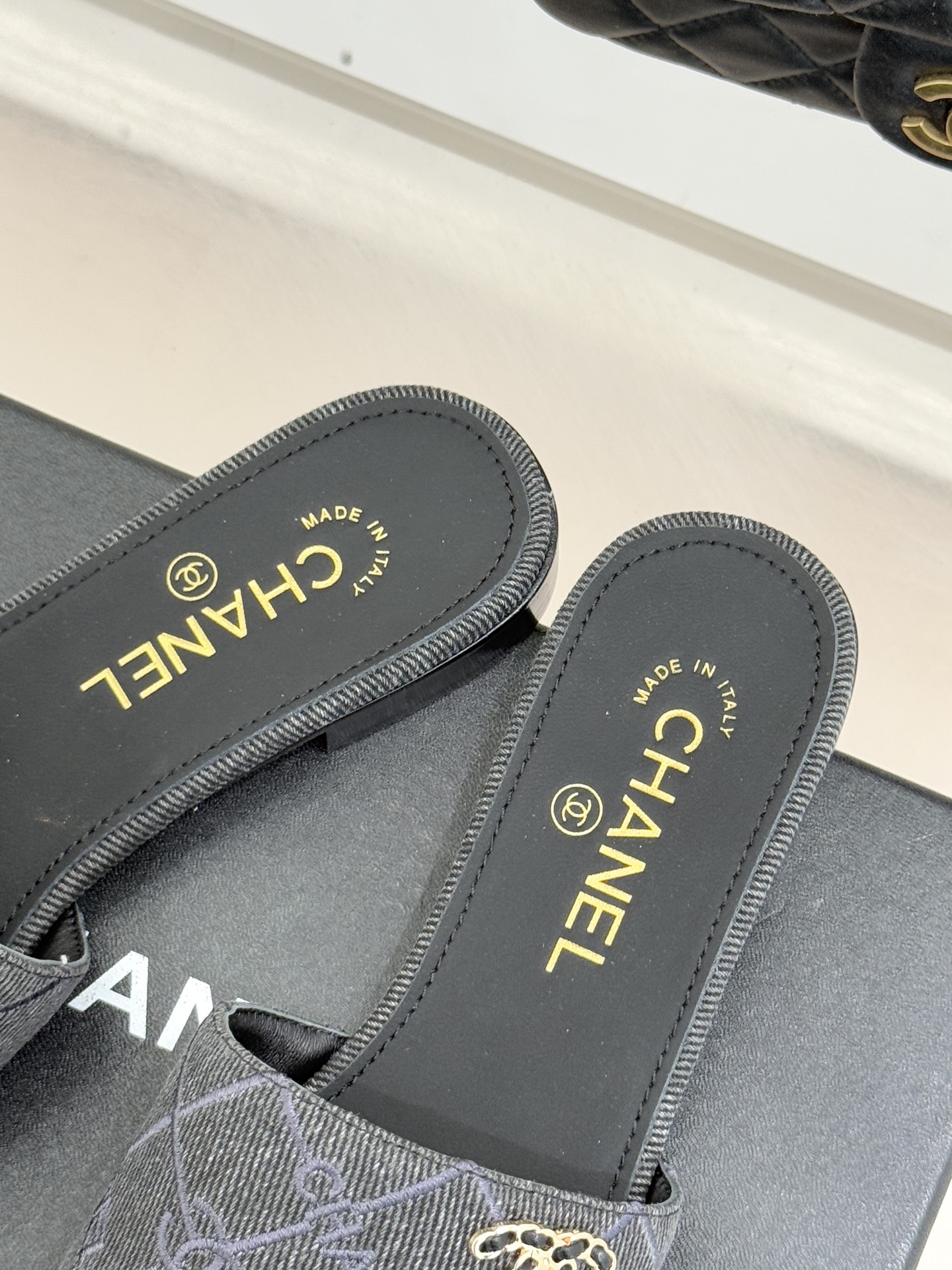 CHANE*｜小香经典链条双C菱格牛仔拖鞋将丹宁随性与高定优雅完美融合。水洗牛仔布搭配经典菱格绗缝金属链