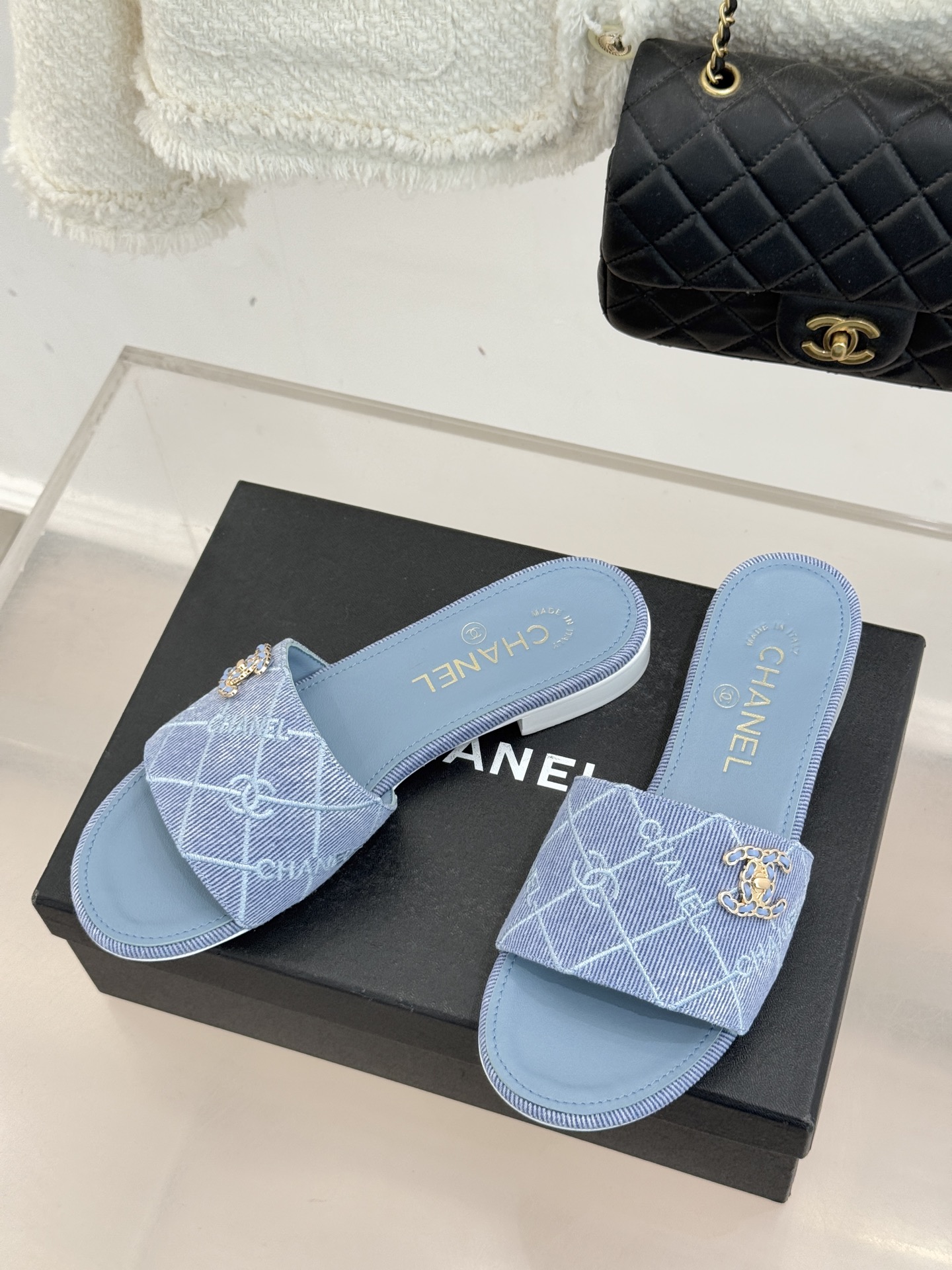 CHANE*｜小香经典链条双C菱格牛仔拖鞋将丹宁随性与高定优雅完美融合。水洗牛仔布搭配经典菱格绗缝金属链