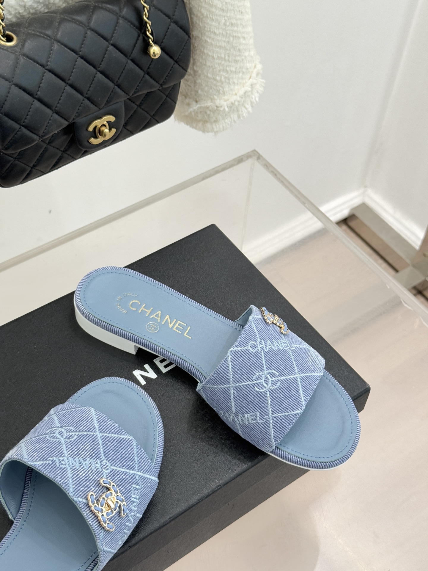 CHANE*｜小香经典链条双C菱格牛仔拖鞋将丹宁随性与高定优雅完美融合。水洗牛仔布搭配经典菱格绗缝金属链