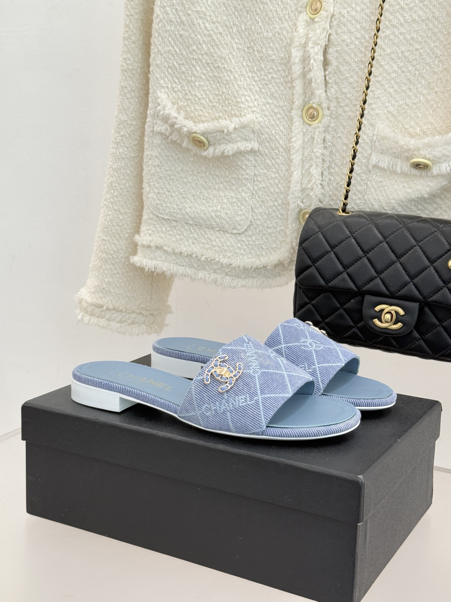 CHANE*｜小香经典链条双C菱格牛仔拖鞋将丹宁随性与高定优雅完美融合。水洗牛仔布搭配经典菱格绗缝金属链