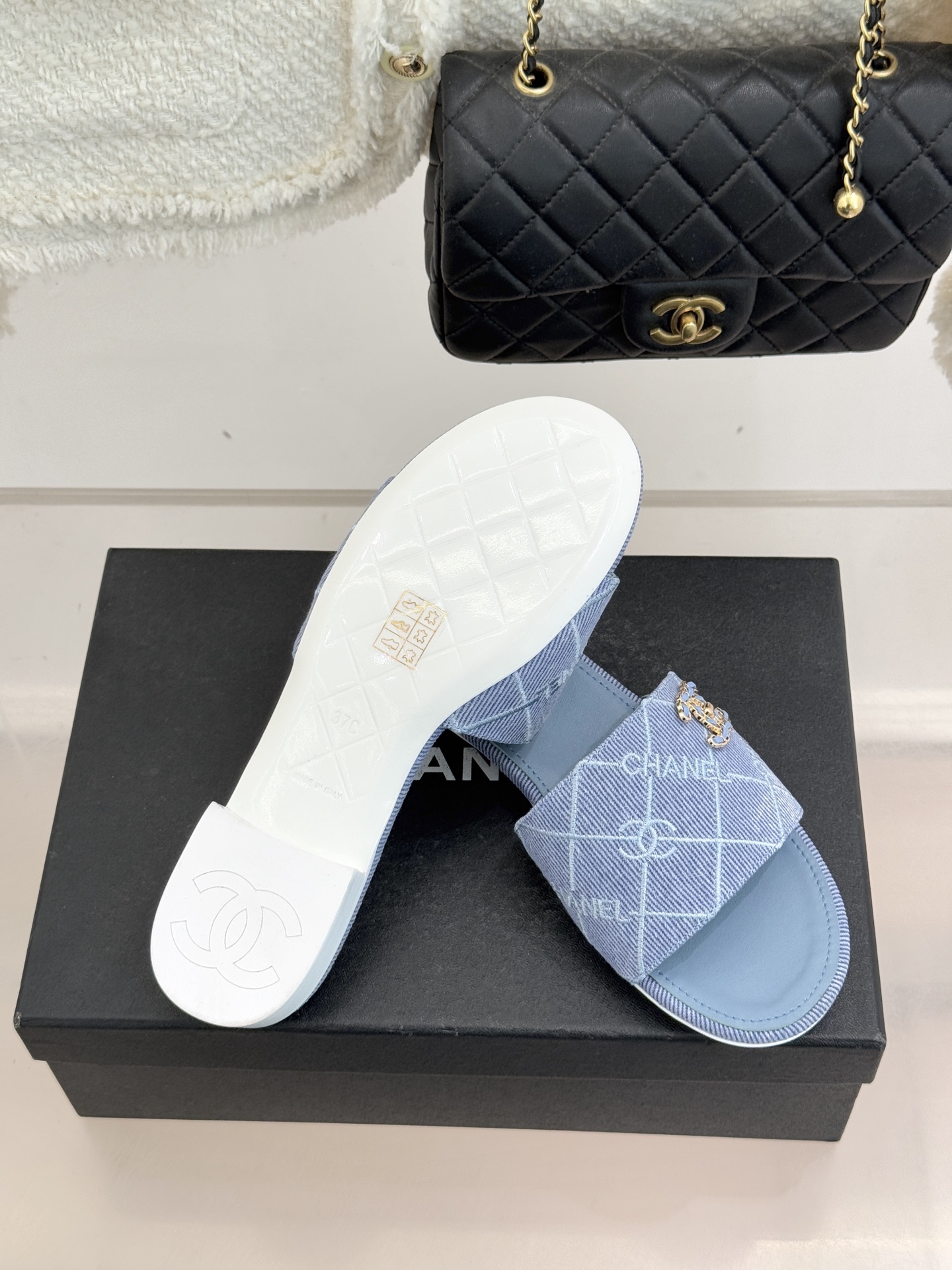 CHANE*｜小香经典链条双C菱格牛仔拖鞋将丹宁随性与高定优雅完美融合。水洗牛仔布搭配经典菱格绗缝金属链