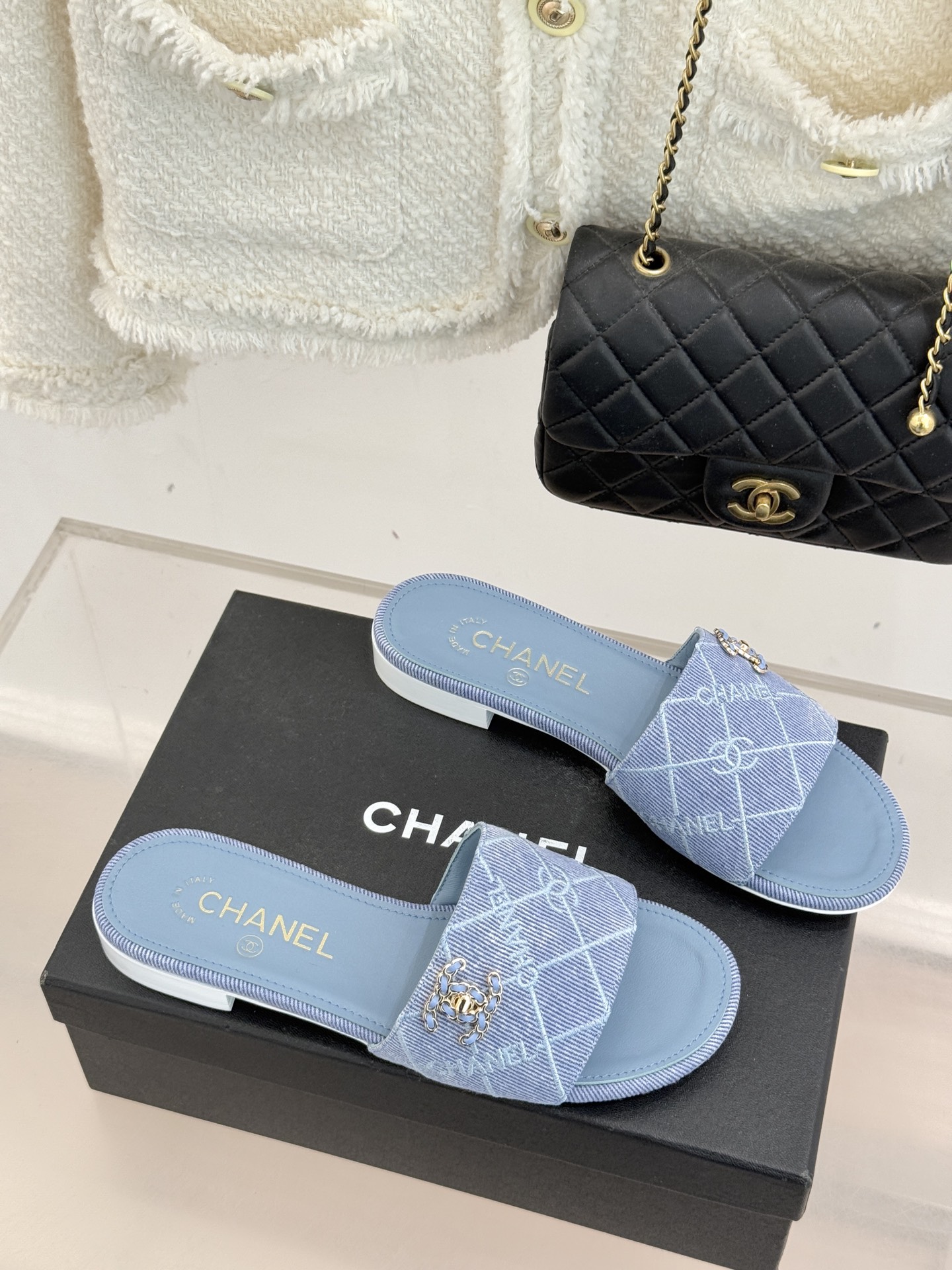CHANE*｜小香经典链条双C菱格牛仔拖鞋将丹宁随性与高定优雅完美融合。水洗牛仔布搭配经典菱格绗缝金属链