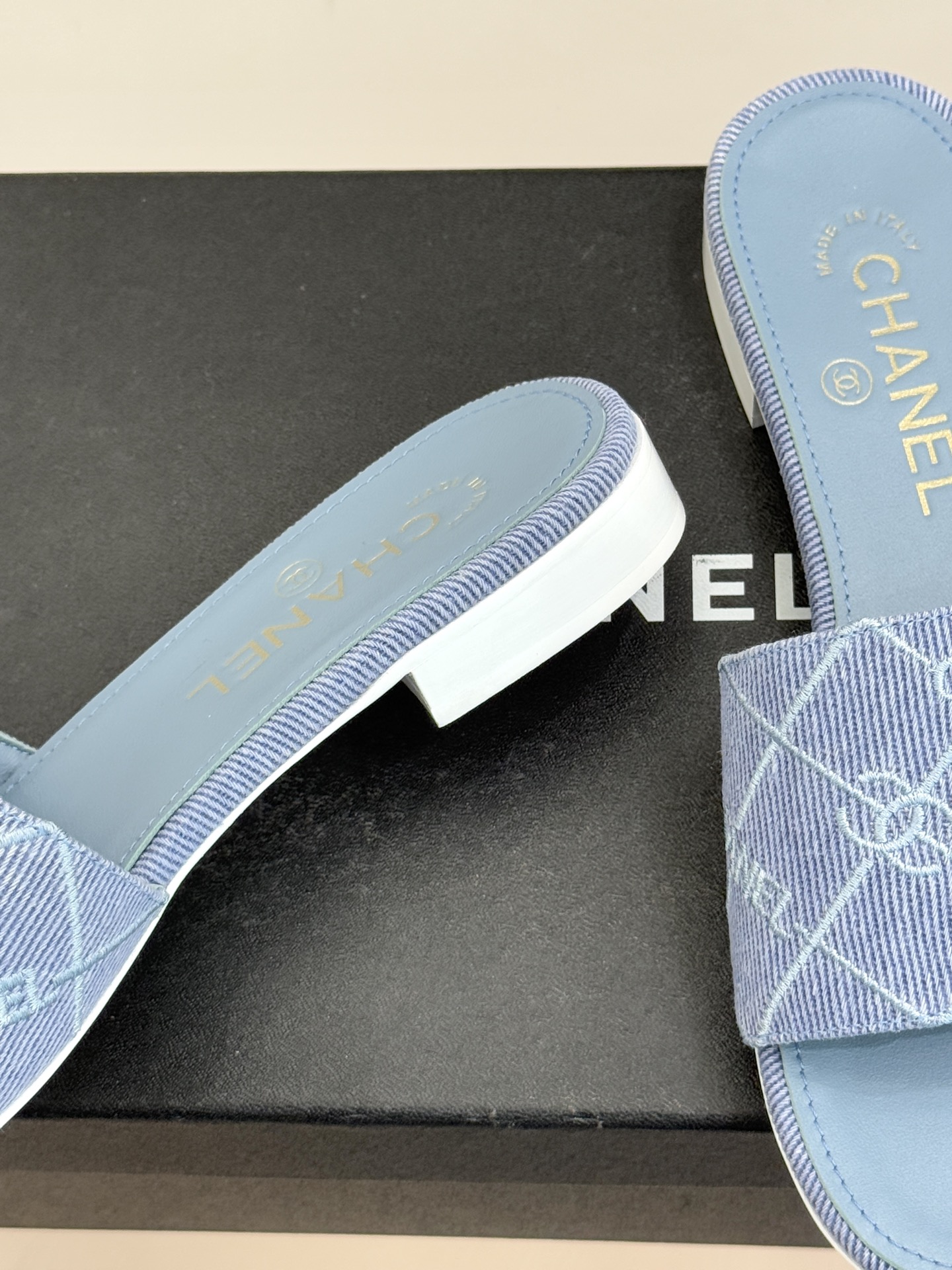 CHANE*｜小香经典链条双C菱格牛仔拖鞋将丹宁随性与高定优雅完美融合。水洗牛仔布搭配经典菱格绗缝金属链