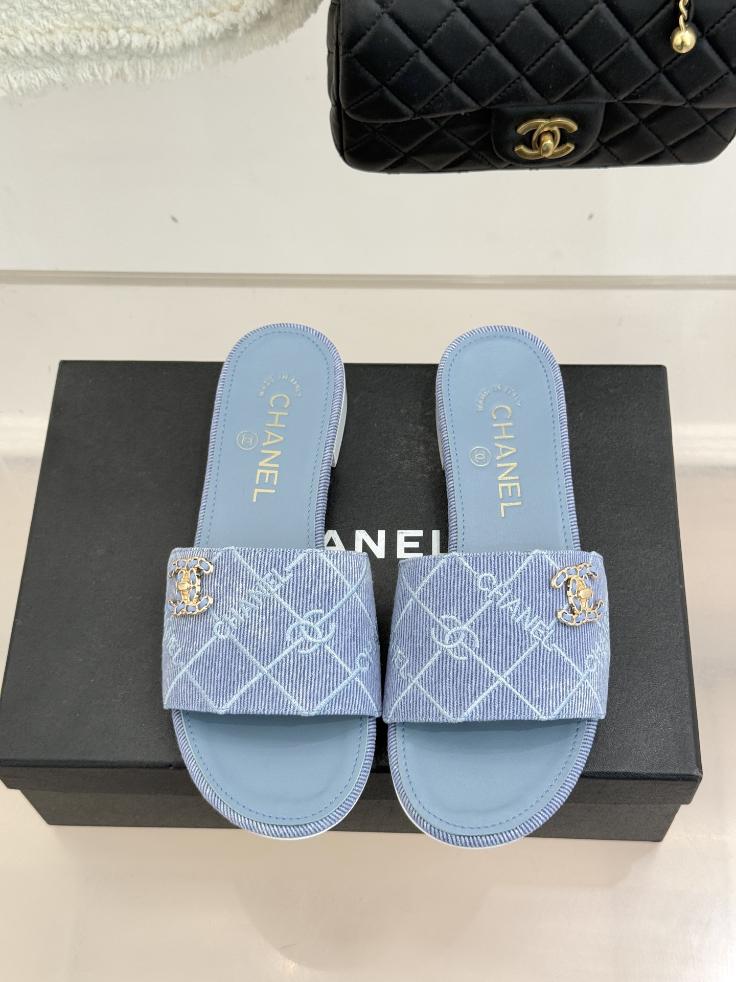 CHANE*｜小香经典链条双C菱格牛仔拖鞋将丹宁随性与高定优雅完美融合。水洗牛仔布搭配经典菱格绗缝金属链