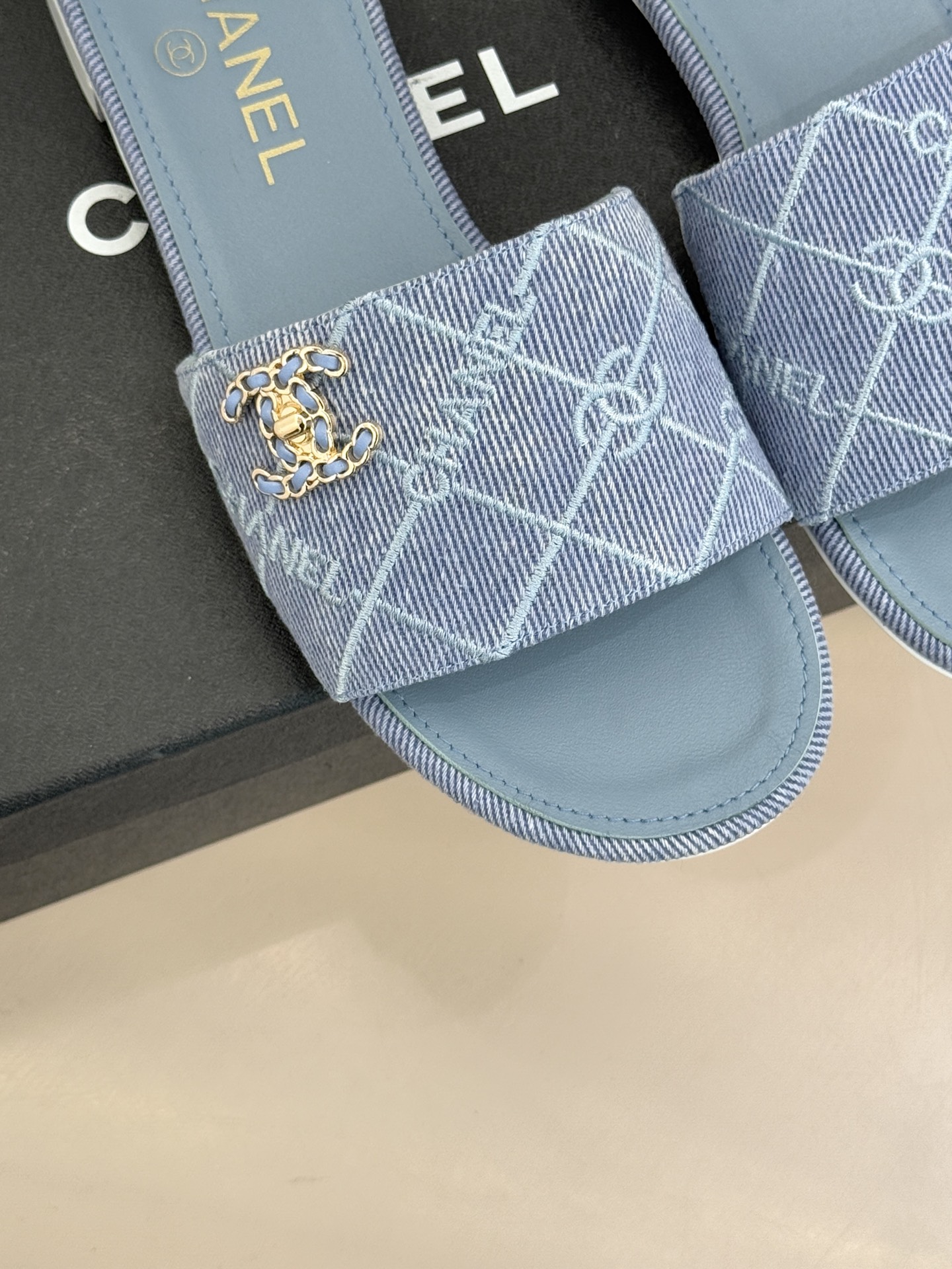 CHANE*｜小香经典链条双C菱格牛仔拖鞋将丹宁随性与高定优雅完美融合。水洗牛仔布搭配经典菱格绗缝金属链