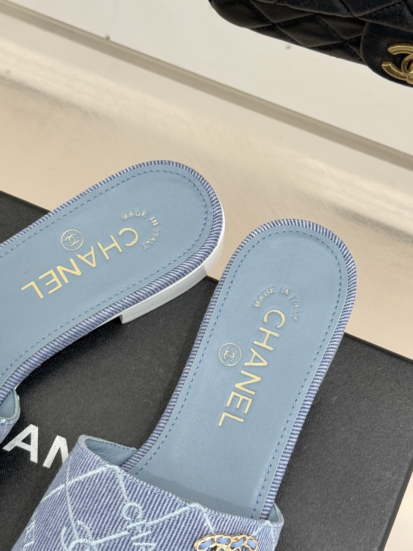 CHANE*｜小香经典链条双C菱格牛仔拖鞋将丹宁随性与高定优雅完美融合。水洗牛仔布搭配经典菱格绗缝金属链