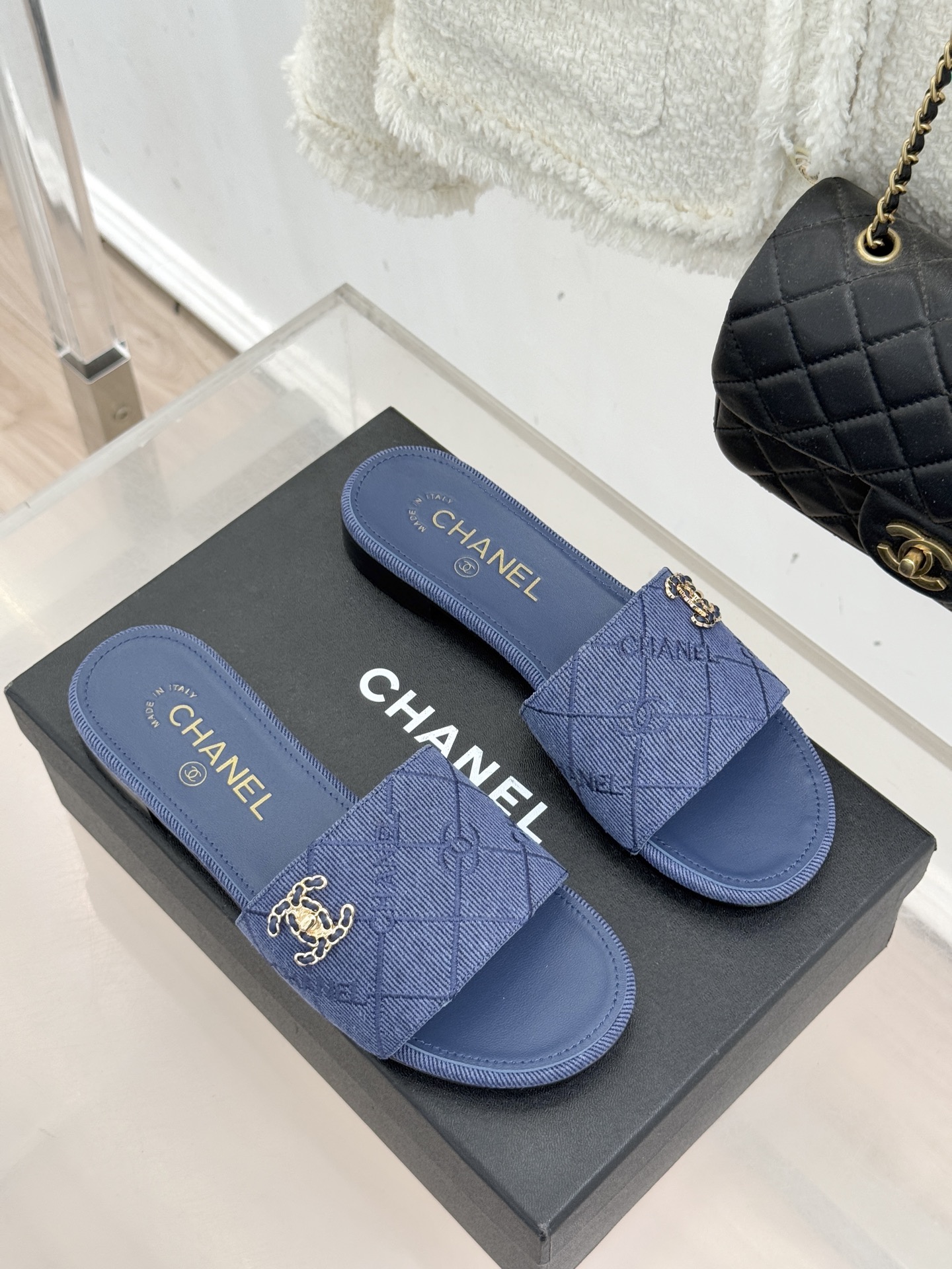 CHANE*｜小香经典链条双C菱格牛仔拖鞋将丹宁随性与高定优雅完美融合。水洗牛仔布搭配经典菱格绗缝金属链