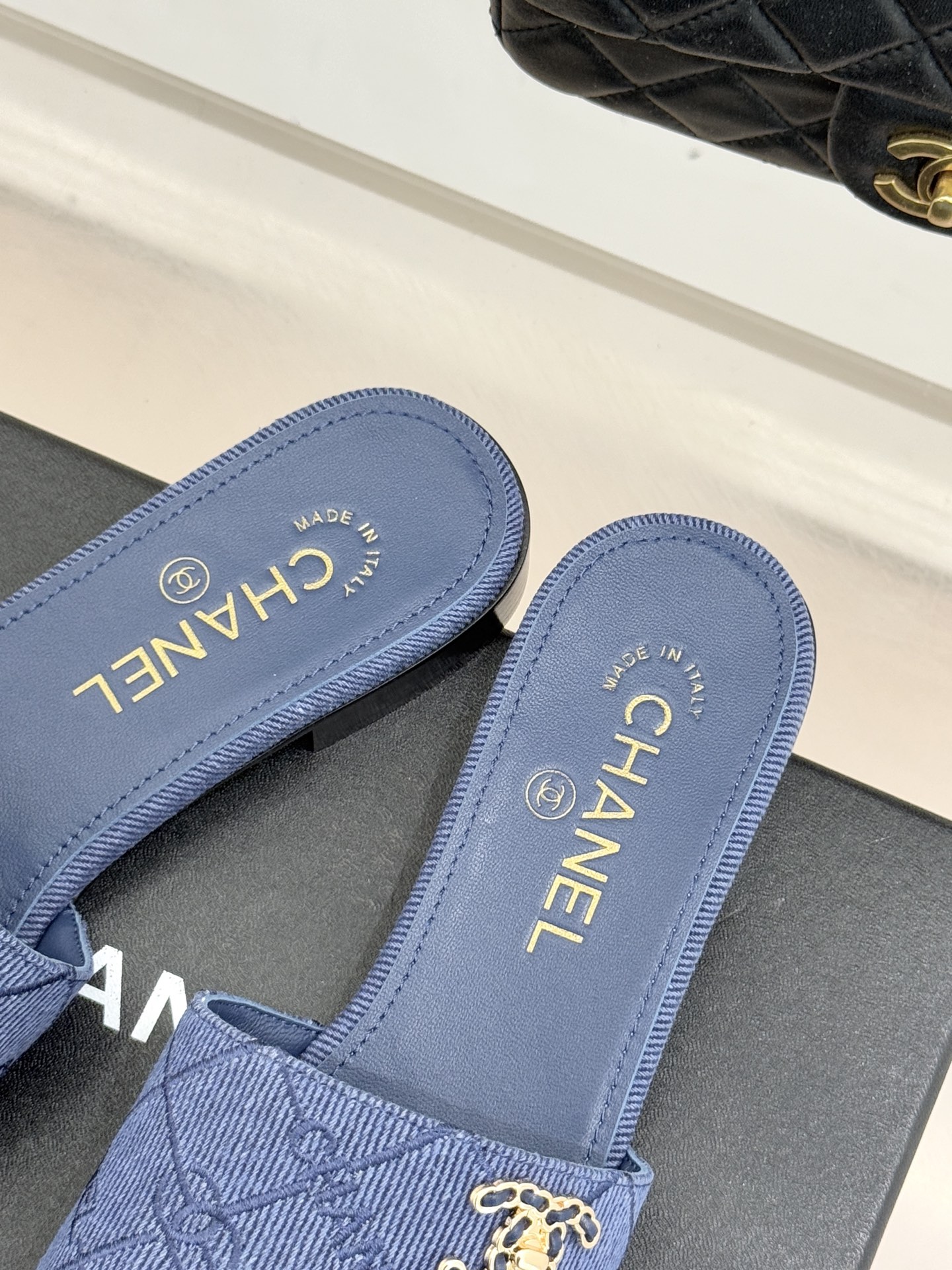 CHANE*｜小香经典链条双C菱格牛仔拖鞋将丹宁随性与高定优雅完美融合。水洗牛仔布搭配经典菱格绗缝金属链