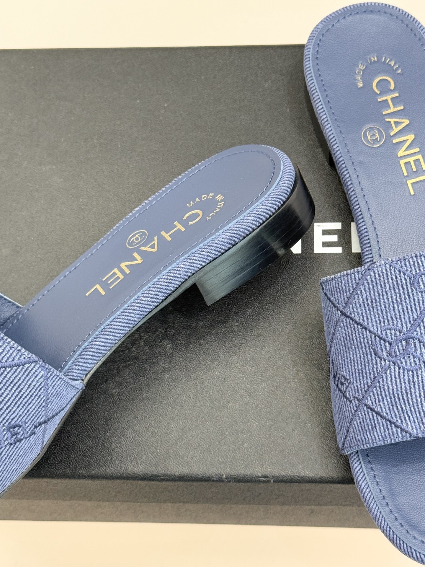 CHANE*｜小香经典链条双C菱格牛仔拖鞋将丹宁随性与高定优雅完美融合。水洗牛仔布搭配经典菱格绗缝金属链