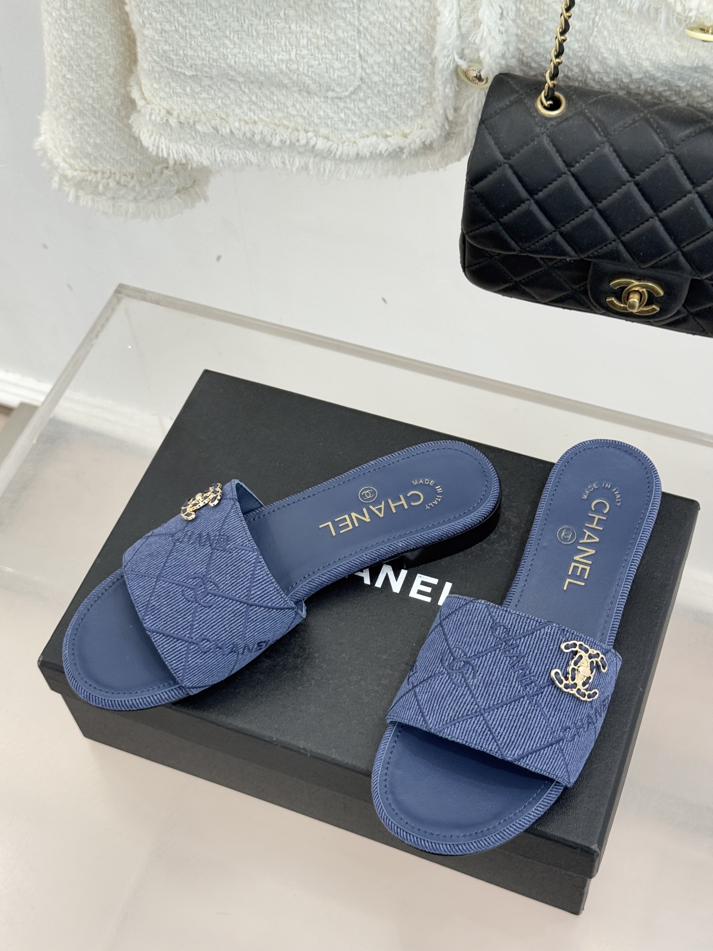 CHANE*｜小香经典链条双C菱格牛仔拖鞋将丹宁随性与高定优雅完美融合。水洗牛仔布搭配经典菱格绗缝金属链