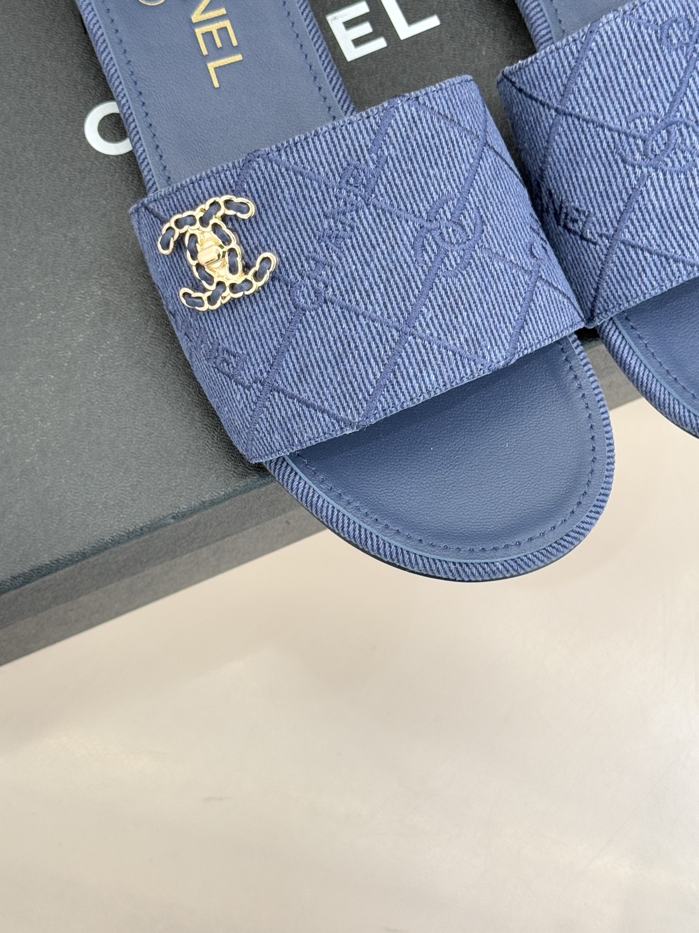 CHANE*｜小香经典链条双C菱格牛仔拖鞋将丹宁随性与高定优雅完美融合。水洗牛仔布搭配经典菱格绗缝金属链