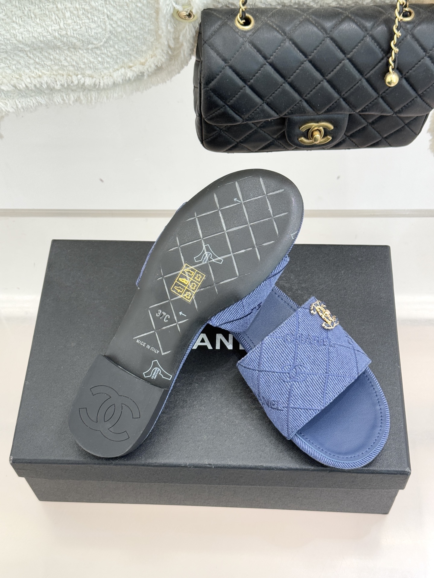 CHANE*｜小香经典链条双C菱格牛仔拖鞋将丹宁随性与高定优雅完美融合。水洗牛仔布搭配经典菱格绗缝金属链