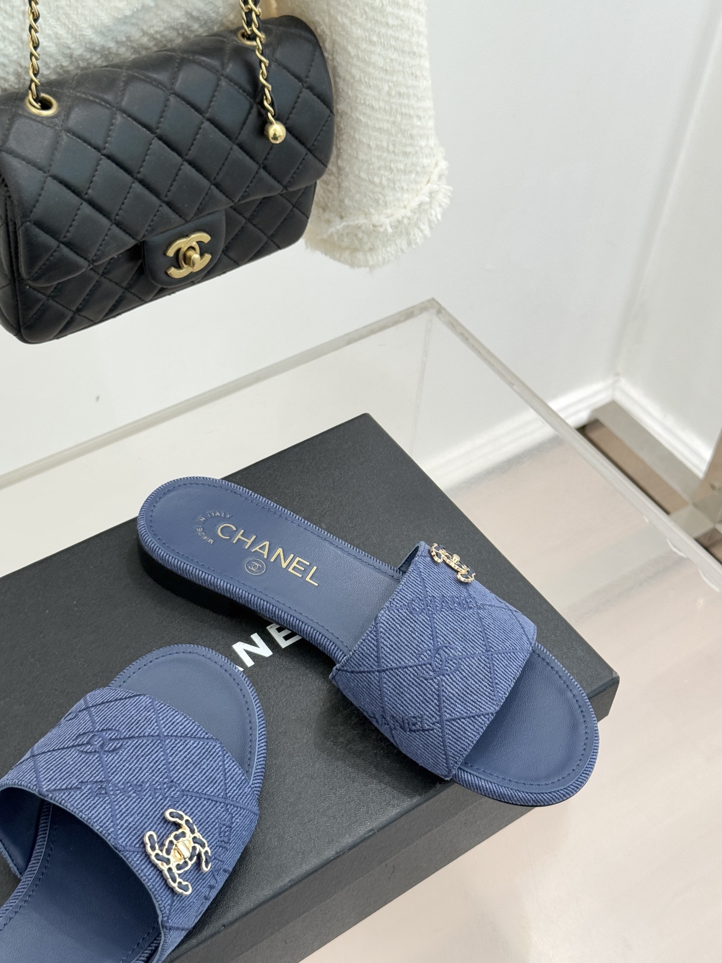 CHANE*｜小香经典链条双C菱格牛仔拖鞋将丹宁随性与高定优雅完美融合。水洗牛仔布搭配经典菱格绗缝金属链