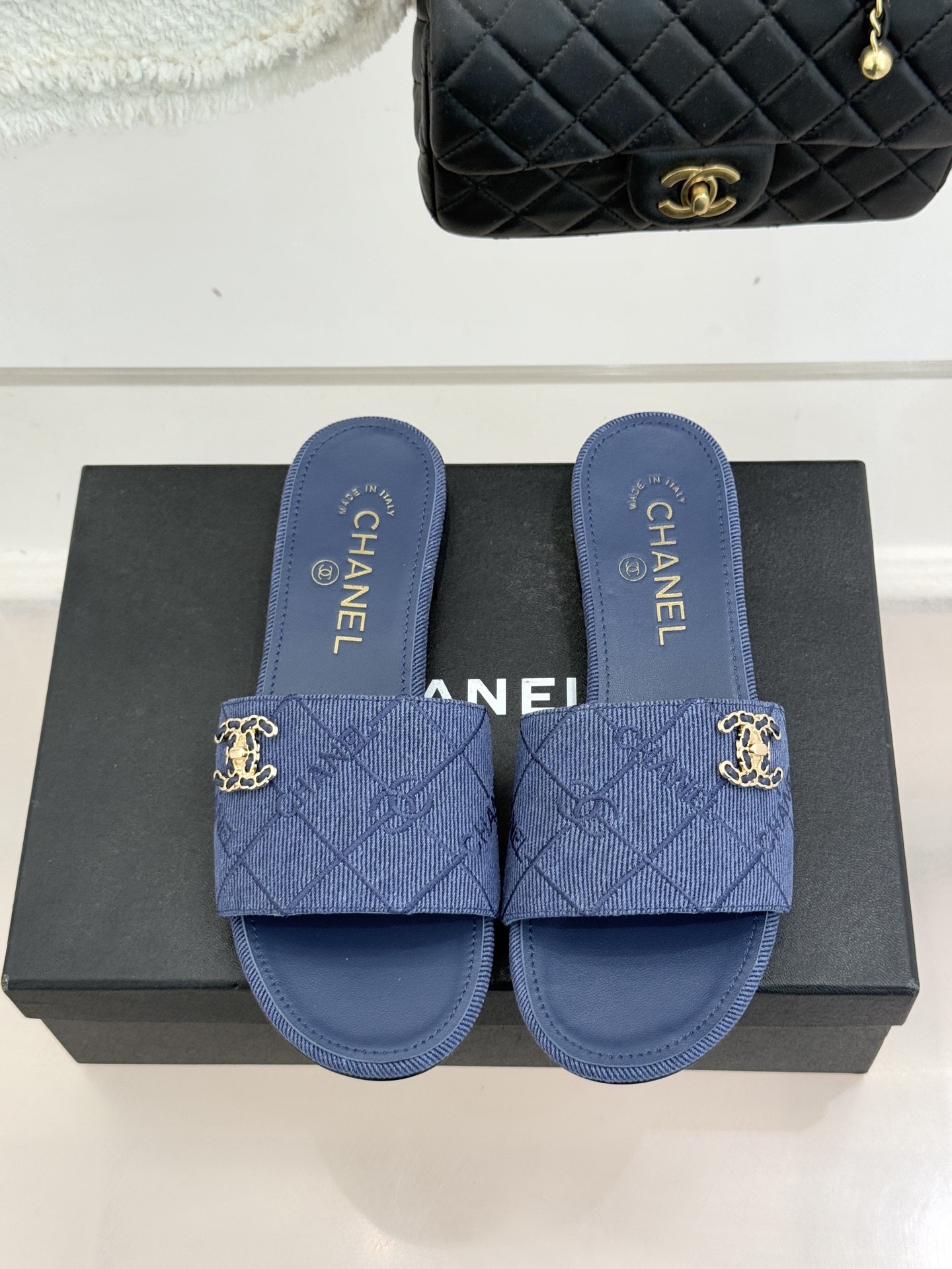 CHANE*｜小香经典链条双C菱格牛仔拖鞋将丹宁随性与高定优雅完美融合。水洗牛仔布搭配经典菱格绗缝金属链