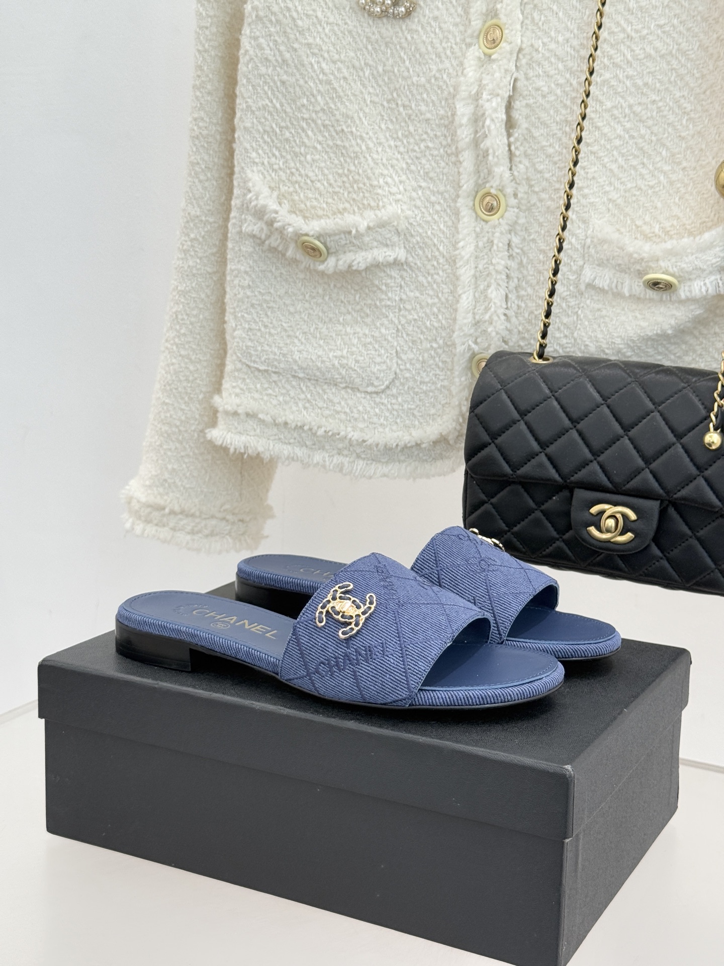 CHANE*｜小香经典链条双C菱格牛仔拖鞋将丹宁随性与高定优雅完美融合。水洗牛仔布搭配经典菱格绗缝金属链