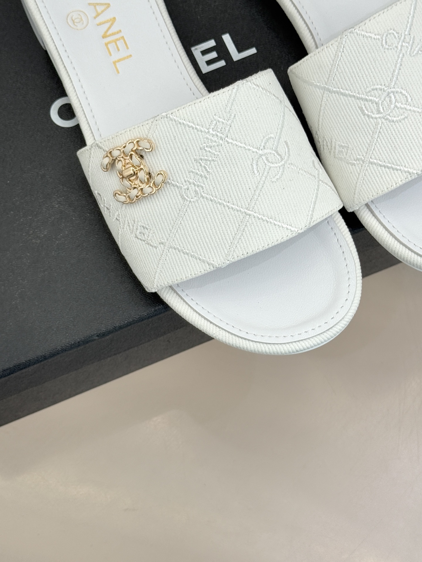 CHANE*｜小香经典链条双C菱格牛仔拖鞋将丹宁随性与高定优雅完美融合。水洗牛仔布搭配经典菱格绗缝金属链