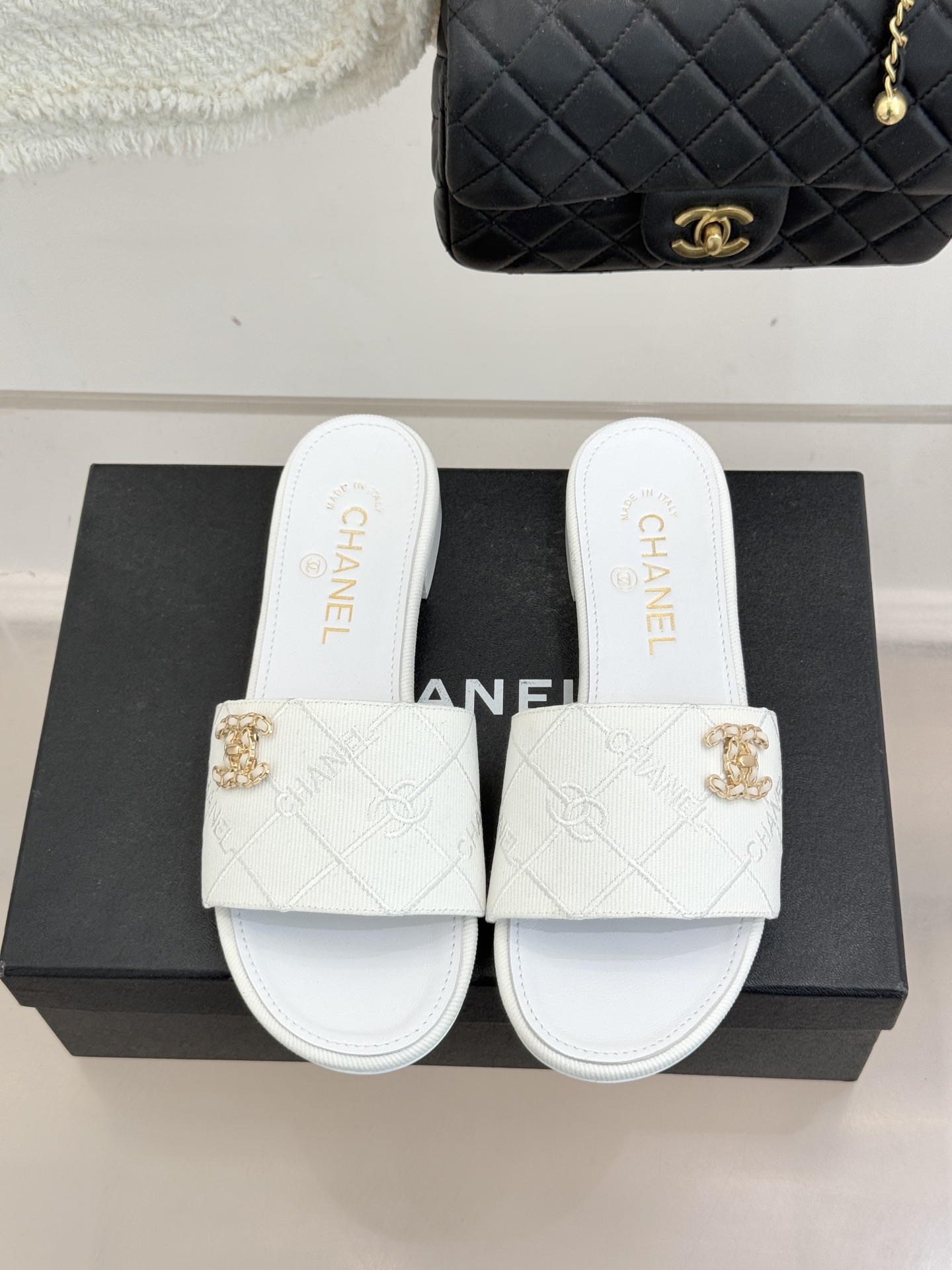 CHANE*｜小香经典链条双C菱格牛仔拖鞋将丹宁随性与高定优雅完美融合。水洗牛仔布搭配经典菱格绗缝金属链