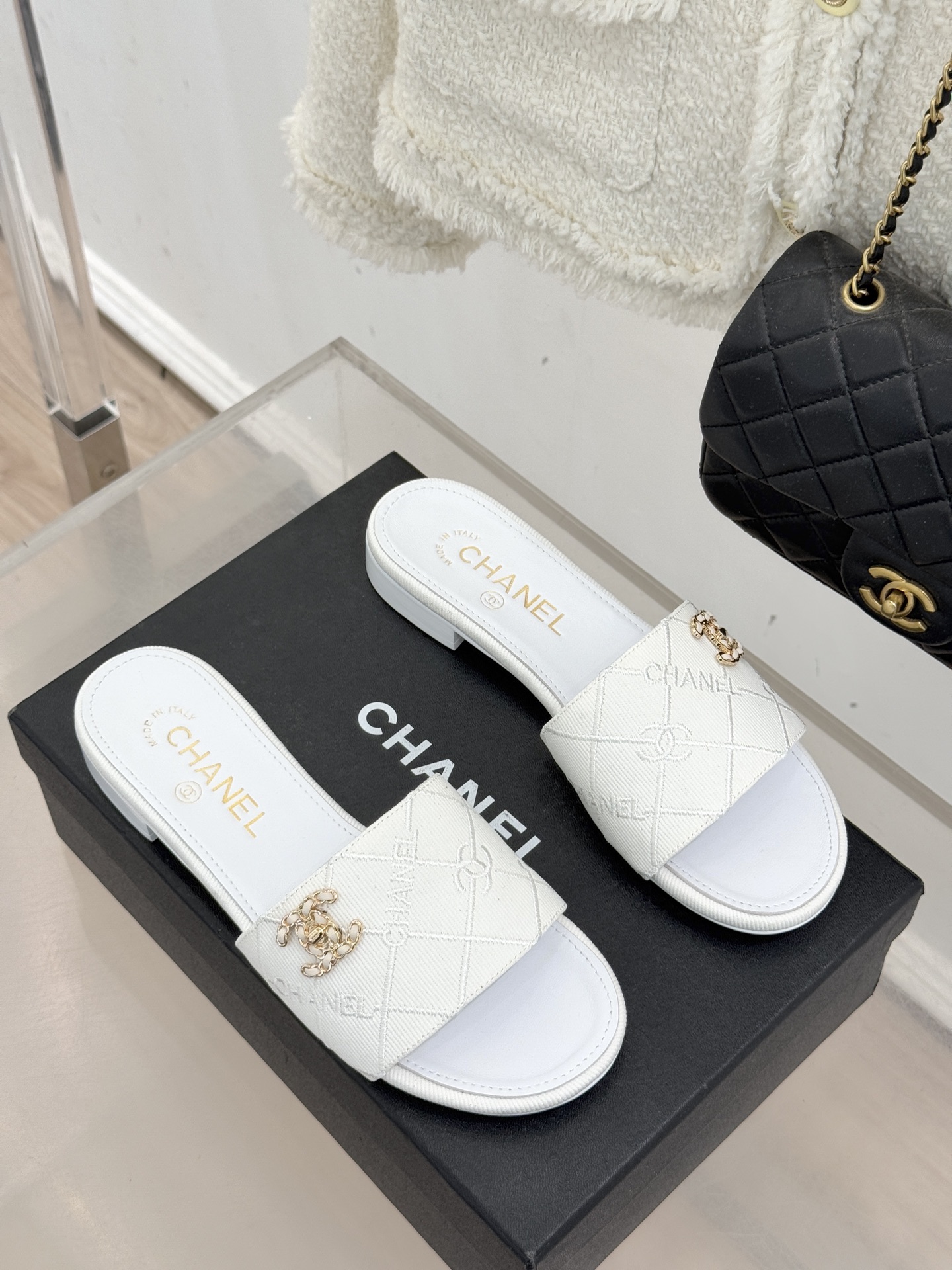 CHANE*｜小香经典链条双C菱格牛仔拖鞋将丹宁随性与高定优雅完美融合。水洗牛仔布搭配经典菱格绗缝金属链