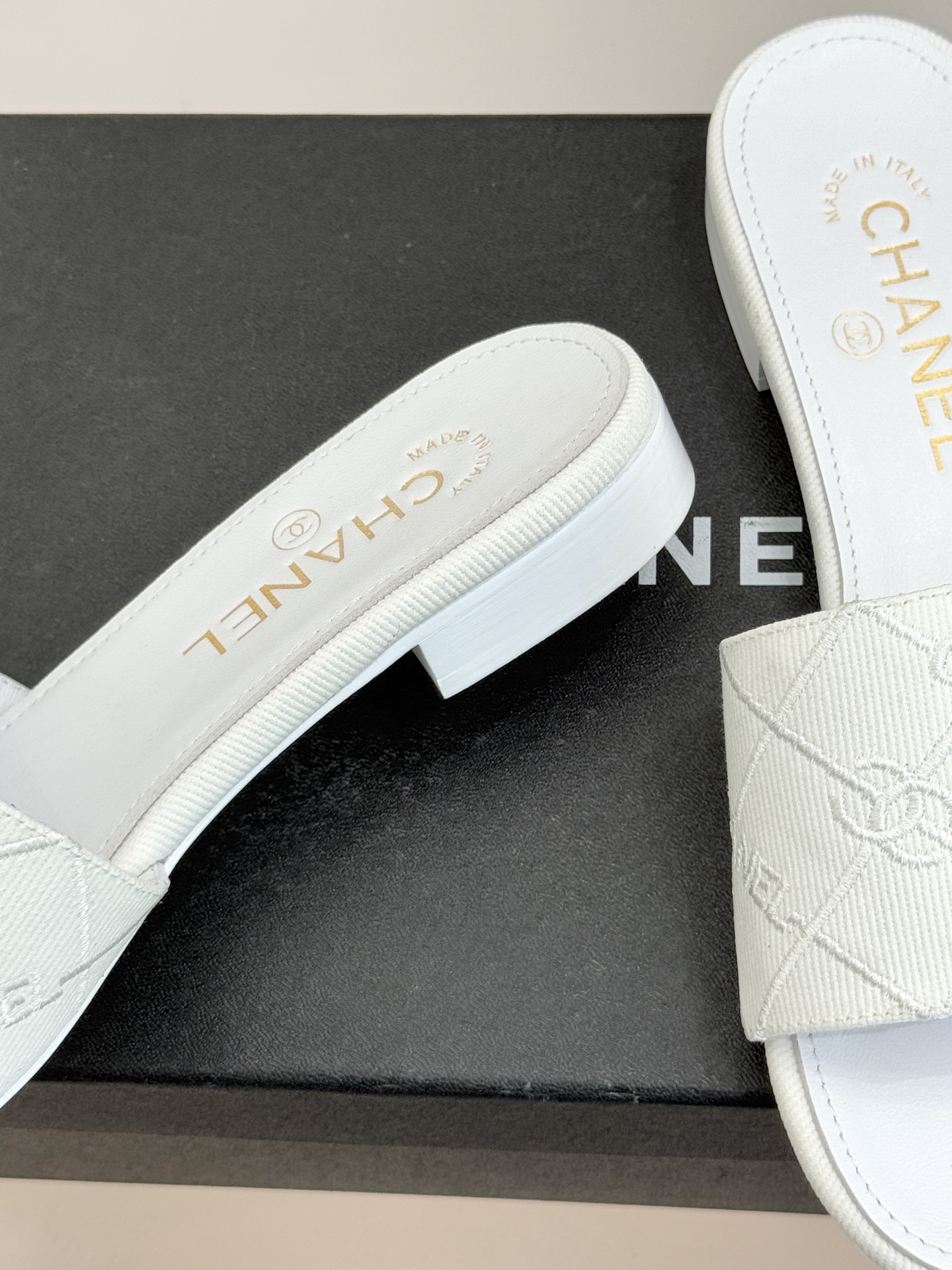 CHANE*｜小香经典链条双C菱格牛仔拖鞋将丹宁随性与高定优雅完美融合。水洗牛仔布搭配经典菱格绗缝金属链