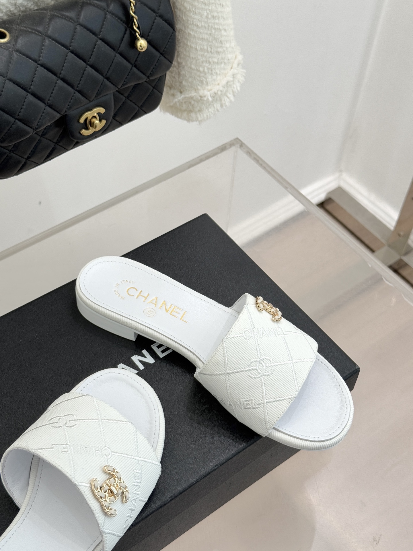 CHANE*｜小香经典链条双C菱格牛仔拖鞋将丹宁随性与高定优雅完美融合。水洗牛仔布搭配经典菱格绗缝金属链