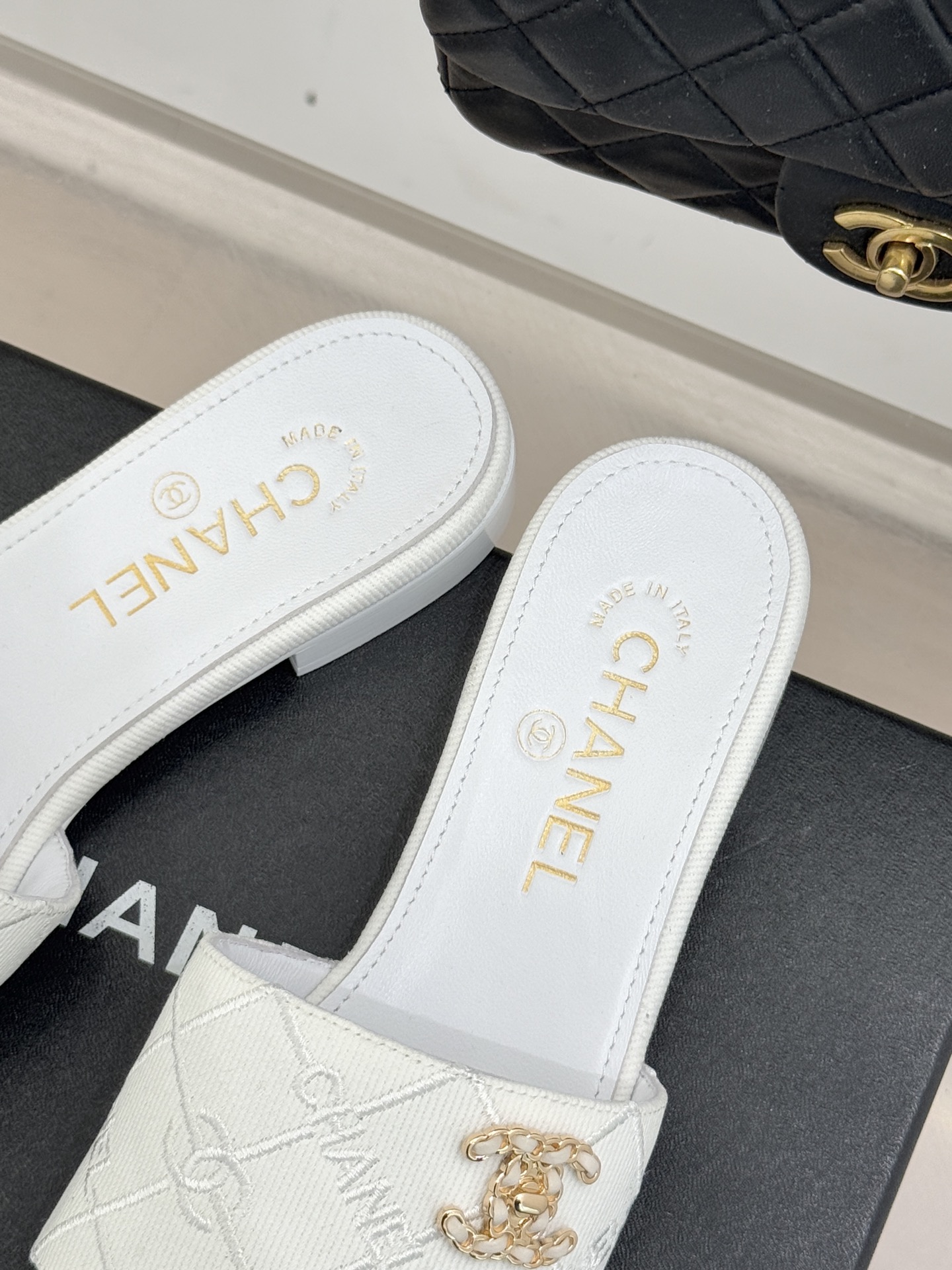 CHANE*｜小香经典链条双C菱格牛仔拖鞋将丹宁随性与高定优雅完美融合。水洗牛仔布搭配经典菱格绗缝金属链