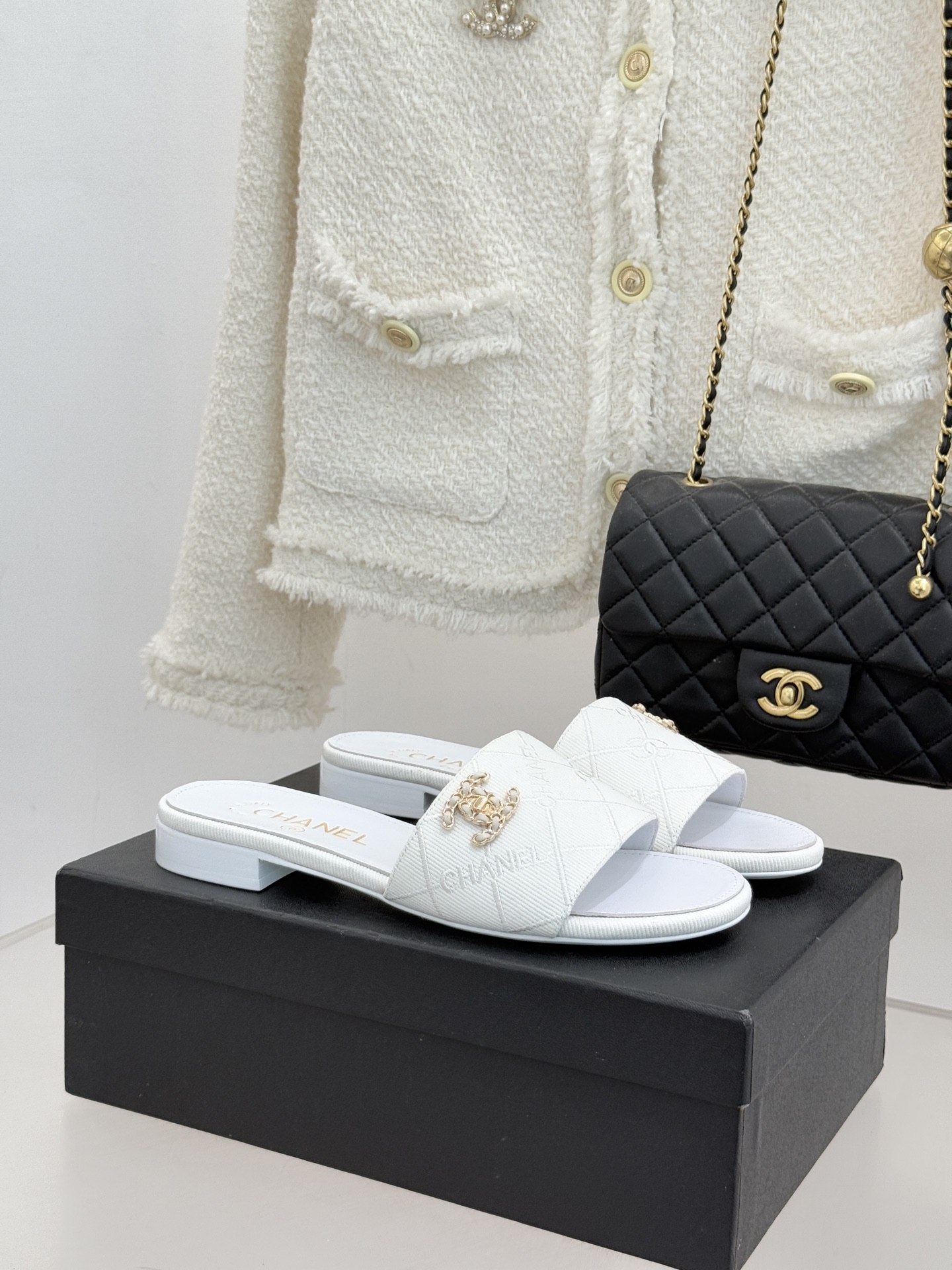 NO:726249,CHANE*｜Xiaoxiang's classic chain double C diamond denim slippers perfectly combine the casualness of denim with high-end elegance. Washed denim with classic diamond quilting and smart embellishment of metal chains. The retro texture is full. The double C school bag buckle is neat and noble. The details are high-gloss. The slip-on lazy version is comfortable and comfortable for long-term wear. It can be easily adapted to skirts, trousers and vacation styles. The denim material is refreshing and durable, and will not feel stuffy on the feet when going out.  Retro hardware and rhombus echo the soul of the brand. The upper feet are loose and noble. This pair of shoes is effortless French fashion. It is a salty or sweet classic for all seasons in the shoe cabinet. It shows high-end style when walking. The fabric is made of custom washed denim. The lining of the toes is sheepskin. The Italian imported leather outsole is size 35-39 (customized for 40/41)  No. 82320260206, slippers, chanel, slippers, skirts, sheepskin, Leather soles19860909CHANE*｜小香经典链条双C 菱格牛仔拖鞋 将丹宁随性与高定优雅完美融合. 水洗牛仔布搭配经典菱格绗缝 金属链条灵动点缀 复古质感拉满 双C书包扣利落显贵 细节自带高光. 一脚蹬懒人版型舒适自在 久穿不累 轻松适配裙装、裤装与度假造型. 牛仔材质清爽耐穿 出街不闷脚 复古五金与菱格呼应品牌灵魂 上脚松弛中透着矜贵. 这双鞋是不费力的法式时髦 鞋柜里可盐可甜的四季经典 行走间尽显高级格调. 面料采用定制水洗牛仔布 内里踮脚均为羊皮 意大利进口真皮大底 size35-39（40/41定制） 编号82320260206,拖鞋,chanel,slippers,skirts,sheepskin,Leather soles,Women's Shoes