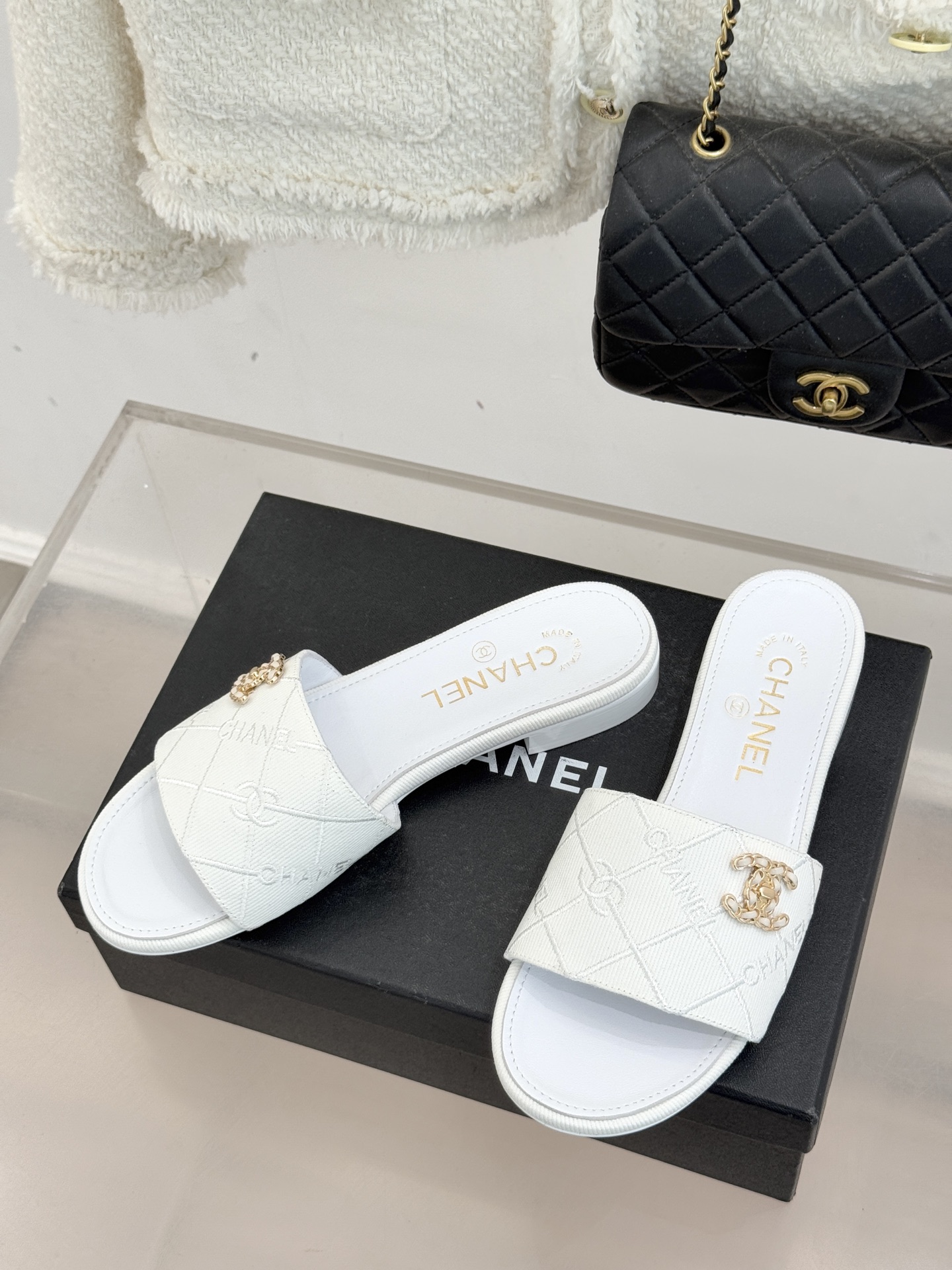 CHANE*｜小香经典链条双C菱格牛仔拖鞋将丹宁随性与高定优雅完美融合。水洗牛仔布搭配经典菱格绗缝金属链