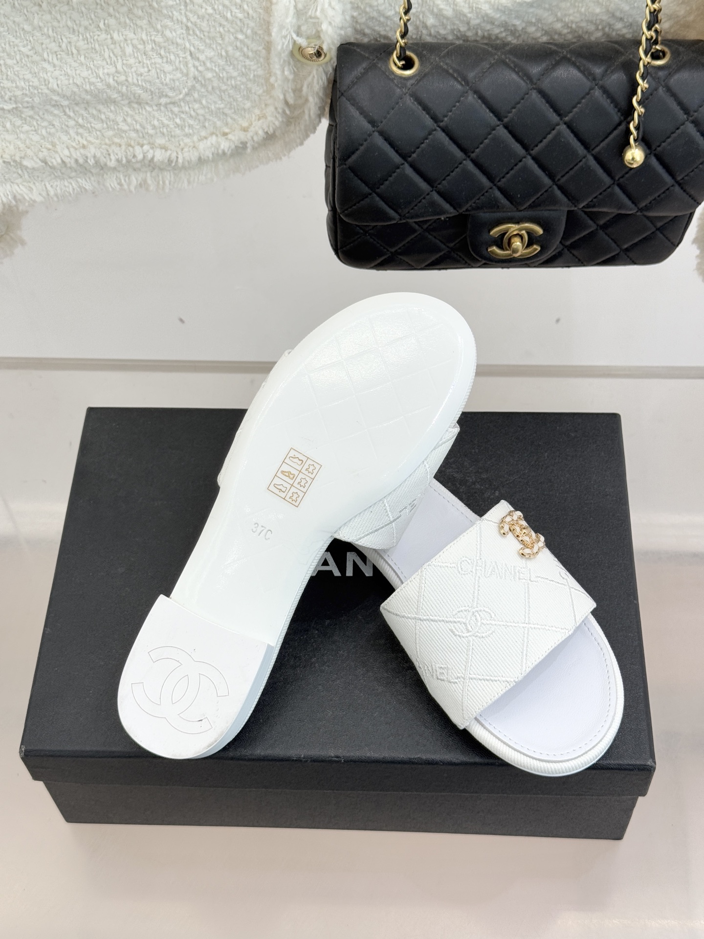 CHANE*｜小香经典链条双C菱格牛仔拖鞋将丹宁随性与高定优雅完美融合。水洗牛仔布搭配经典菱格绗缝金属链