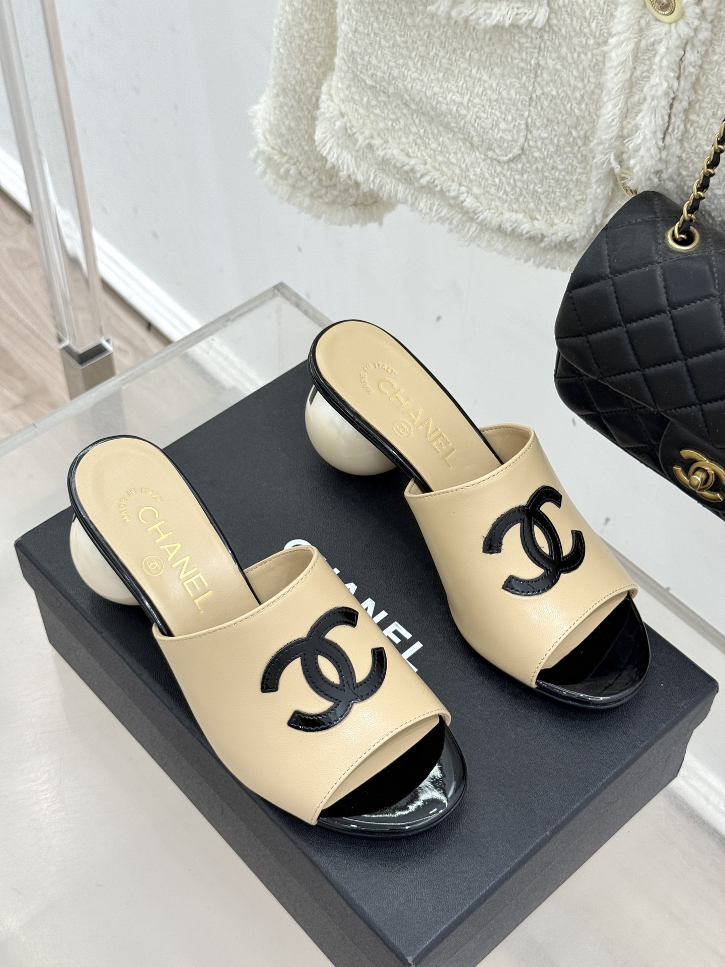 CHANE*｜小香经典巨型珍珠跟双C菱格拖鞋将法式浪漫与奢雅气场完美融合。经典菱格缝线复刻品牌精髓温润小