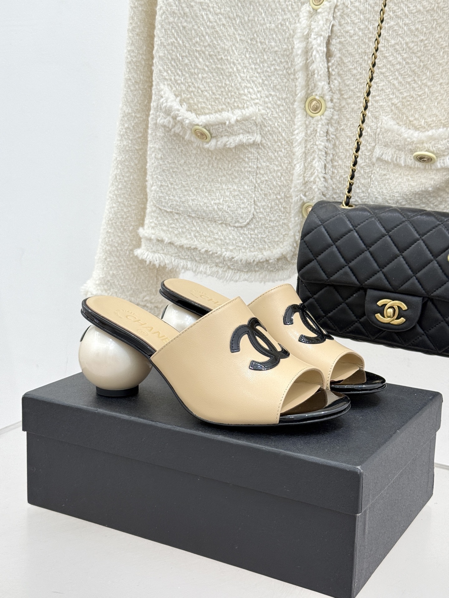 CHANE*｜小香经典巨型珍珠跟双C菱格拖鞋将法式浪漫与奢雅气场完美融合。经典菱格缝线复刻品牌精髓温润小