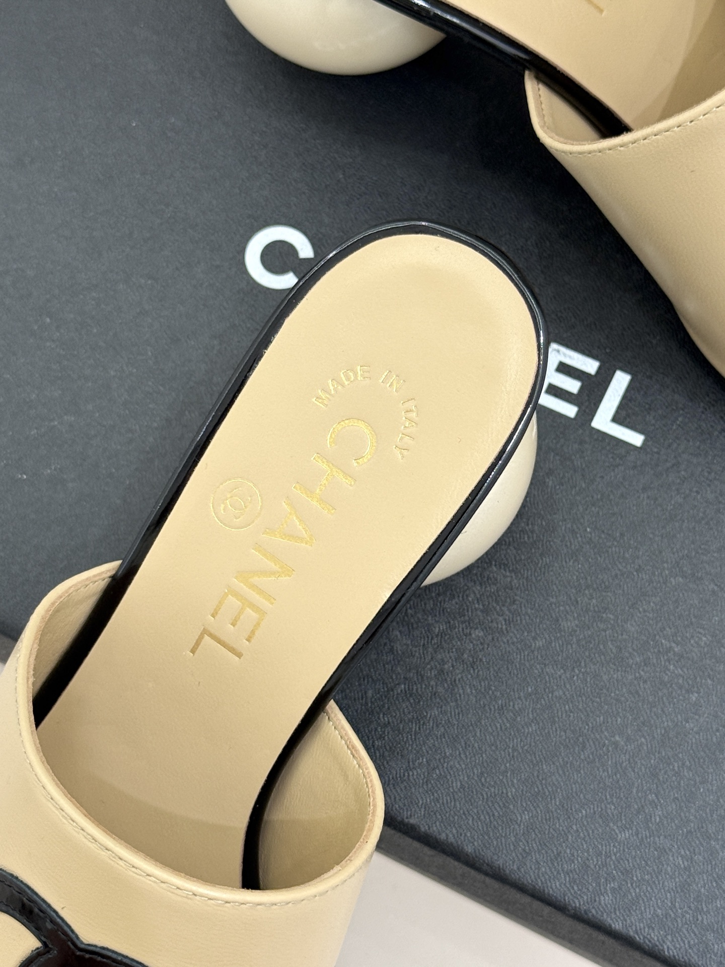 CHANE*｜小香经典巨型珍珠跟双C菱格拖鞋将法式浪漫与奢雅气场完美融合。经典菱格缝线复刻品牌精髓温润小