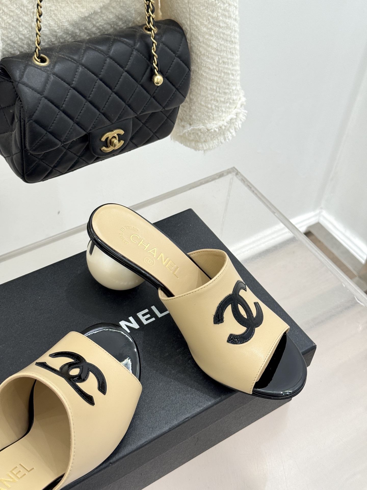 CHANE*｜小香经典巨型珍珠跟双C菱格拖鞋将法式浪漫与奢雅气场完美融合。经典菱格缝线复刻品牌精髓温润小