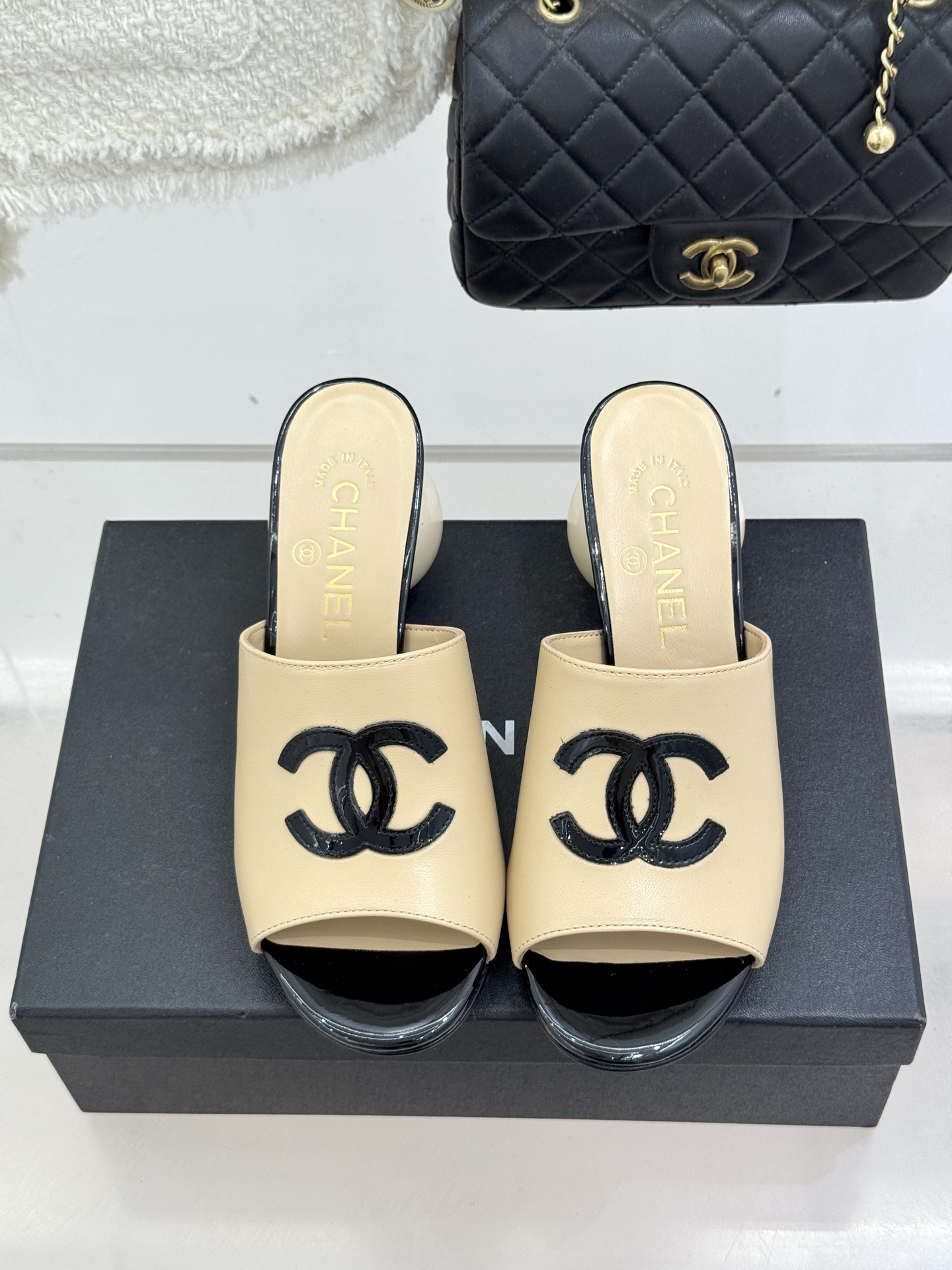 CHANE*｜小香经典巨型珍珠跟双C菱格拖鞋将法式浪漫与奢雅气场完美融合。经典菱格缝线复刻品牌精髓温润小