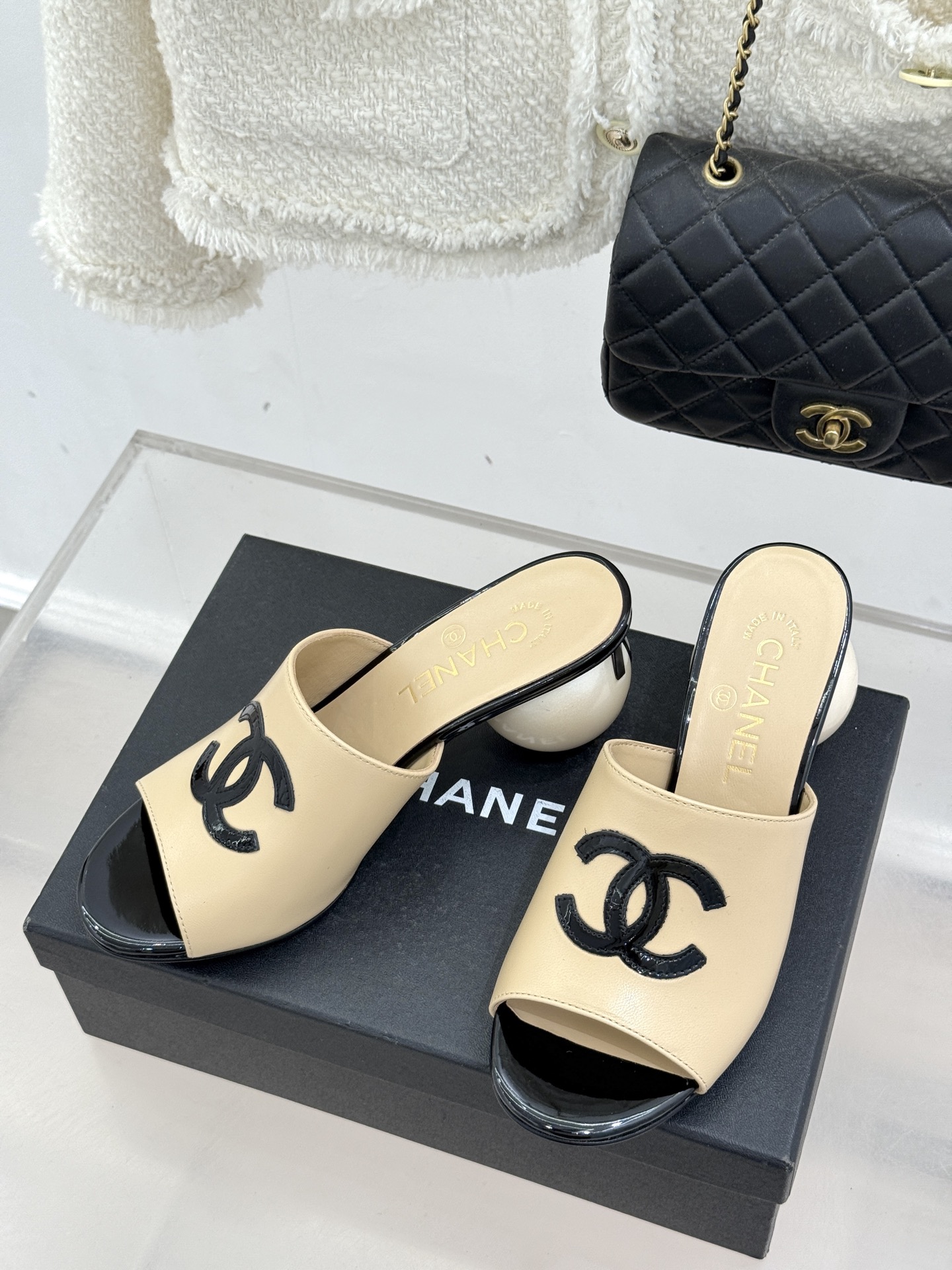 CHANE*｜小香经典巨型珍珠跟双C菱格拖鞋将法式浪漫与奢雅气场完美融合。经典菱格缝线复刻品牌精髓温润小
