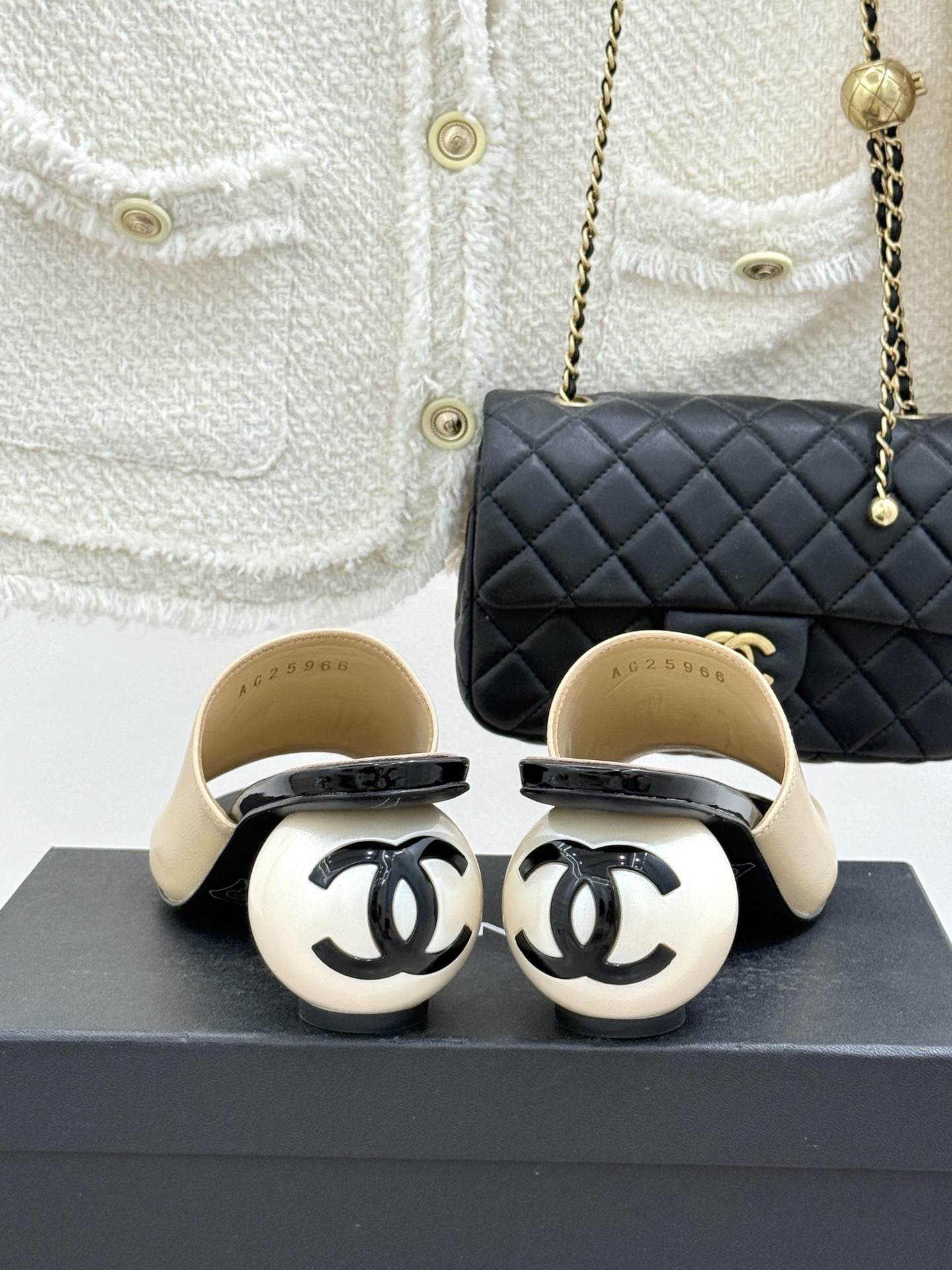 CHANE*｜小香经典巨型珍珠跟双C菱格拖鞋将法式浪漫与奢雅气场完美融合。经典菱格缝线复刻品牌精髓温润小