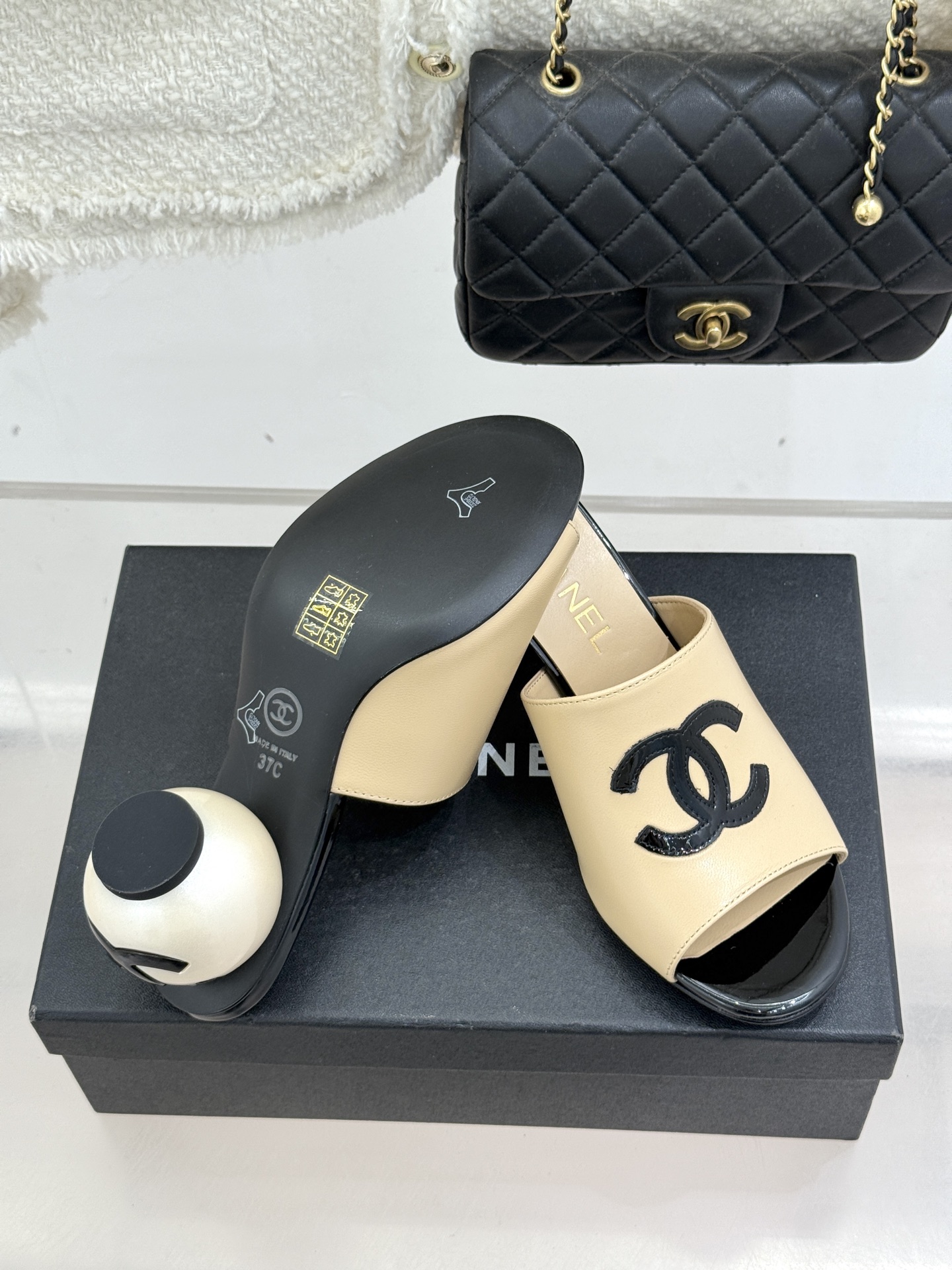 CHANE*｜小香经典巨型珍珠跟双C菱格拖鞋将法式浪漫与奢雅气场完美融合。经典菱格缝线复刻品牌精髓温润小