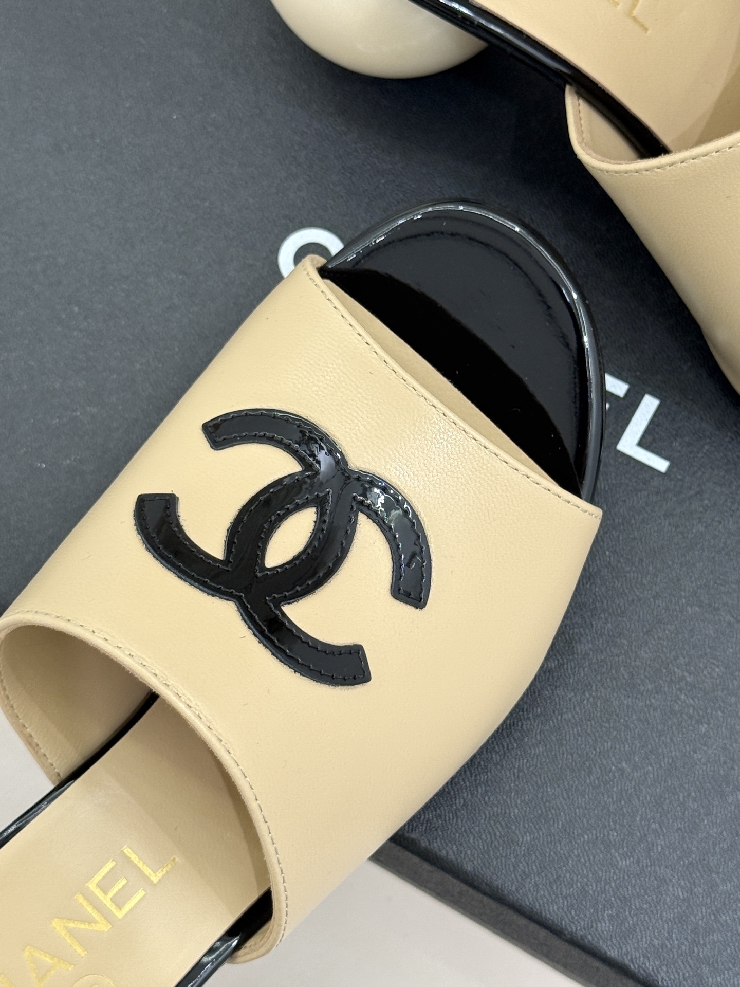 CHANE*｜小香经典巨型珍珠跟双C菱格拖鞋将法式浪漫与奢雅气场完美融合。经典菱格缝线复刻品牌精髓温润小