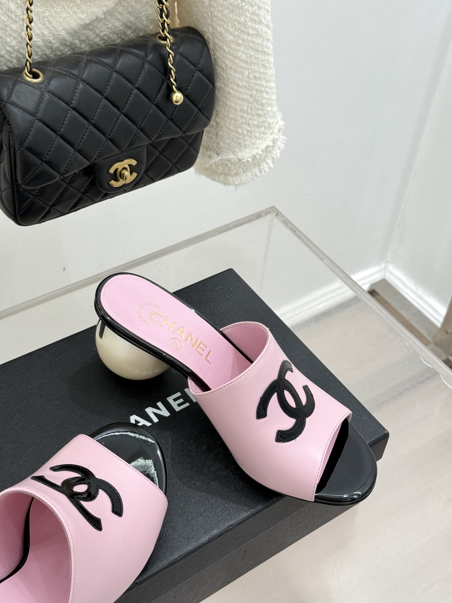 CHANE*｜小香经典巨型珍珠跟双C菱格拖鞋将法式浪漫与奢雅气场完美融合。经典菱格缝线复刻品牌精髓温润小