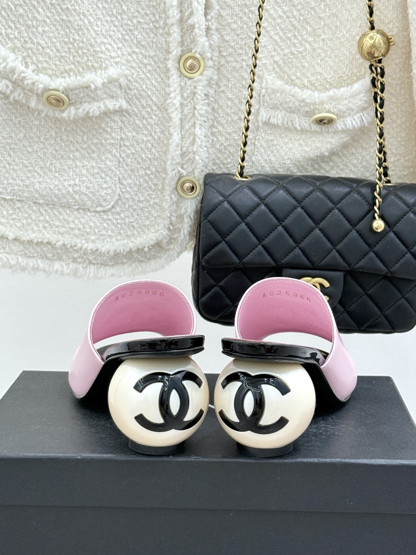 CHANE*｜小香经典巨型珍珠跟双C菱格拖鞋将法式浪漫与奢雅气场完美融合。经典菱格缝线复刻品牌精髓温润小